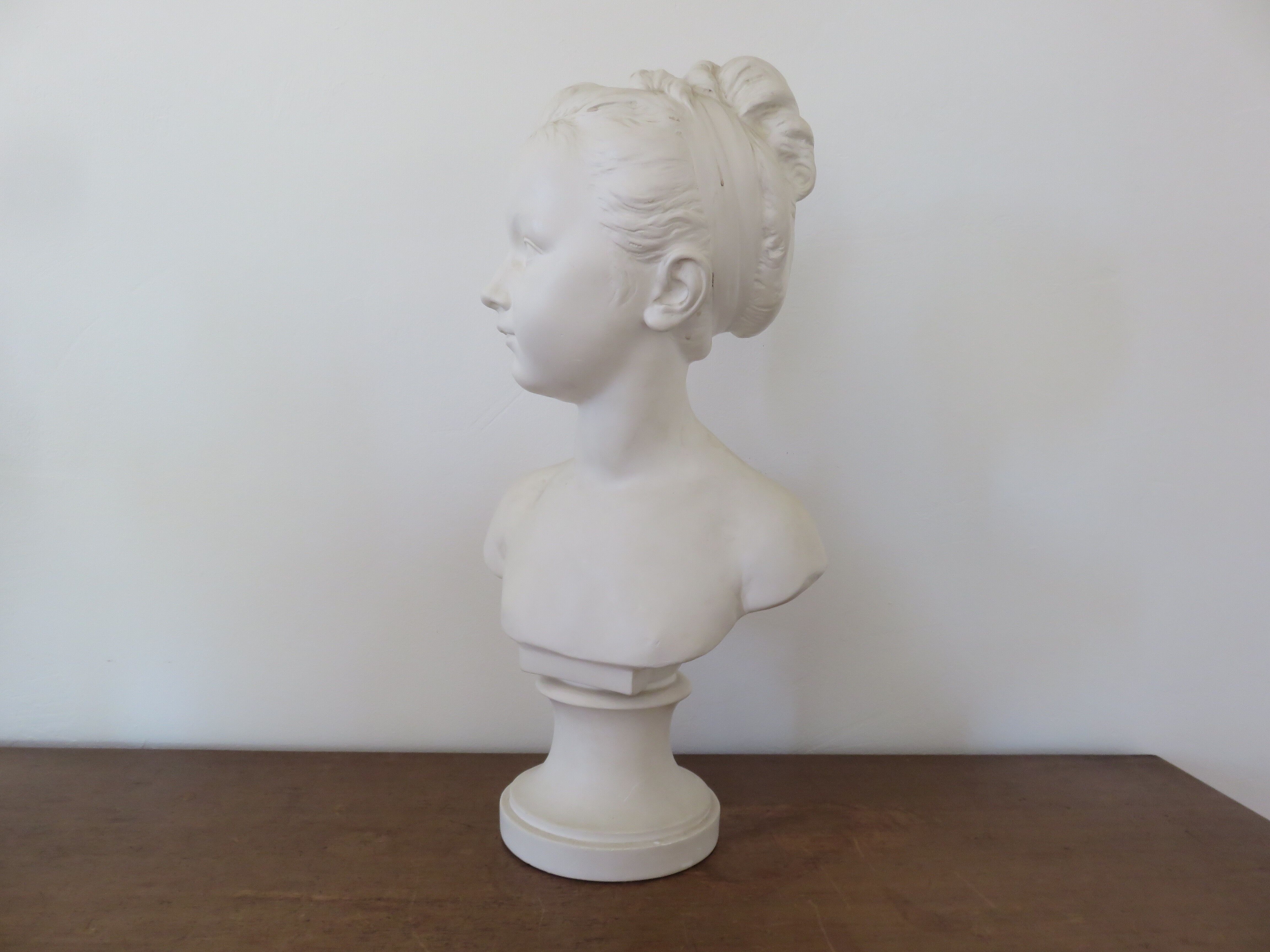 Bust "little girl" in plaster signed