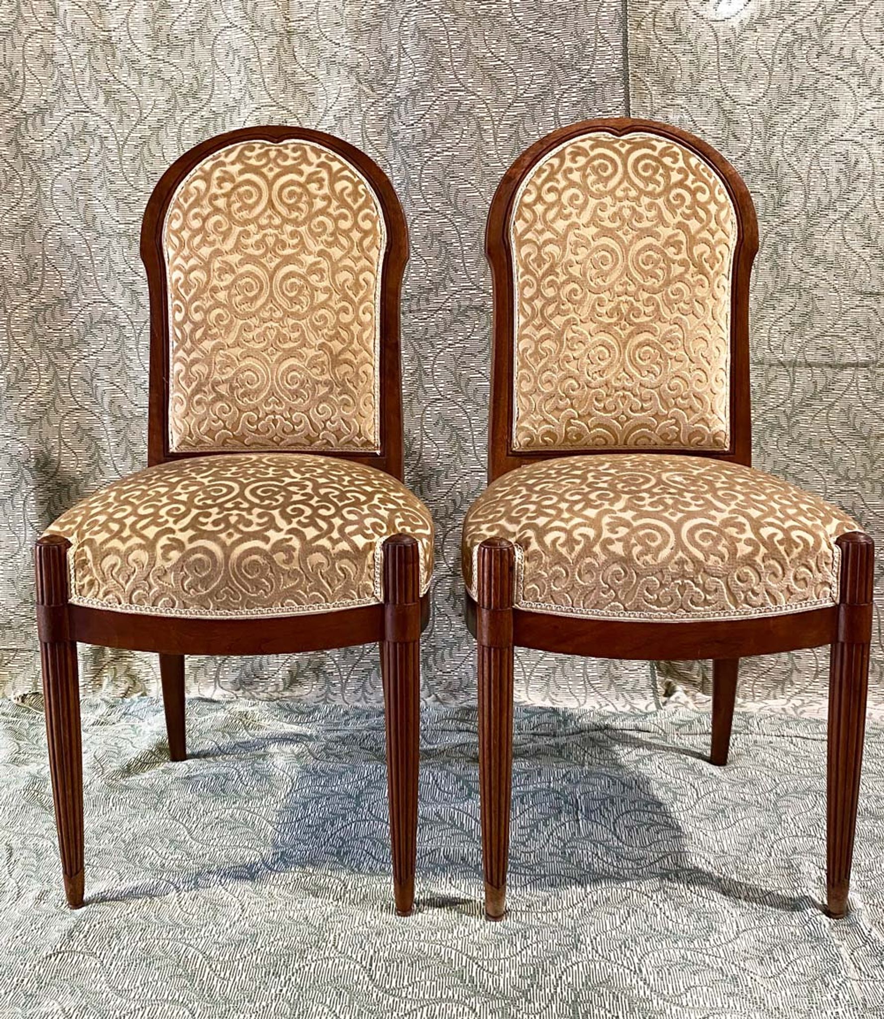 Paire de chaises anciennes en noyer