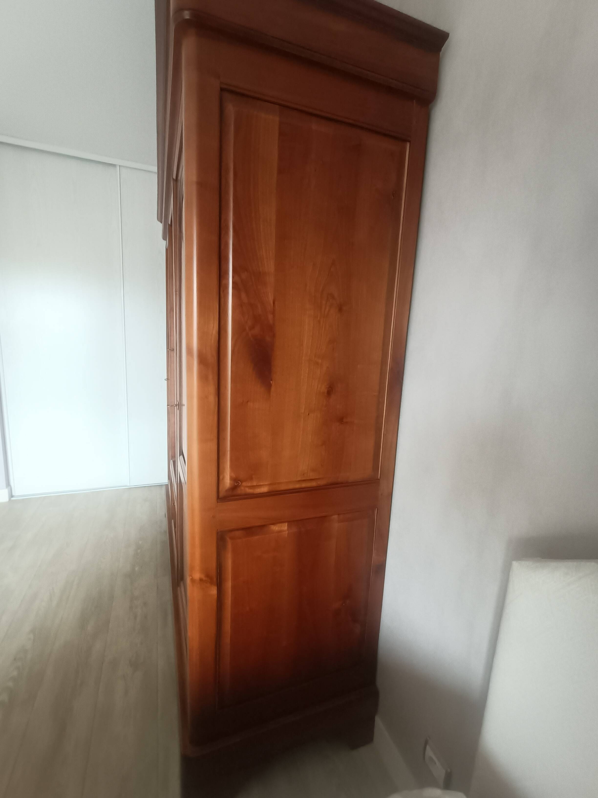 Magnificent wardrobe in solid cherry and oak with 3 doors, beveled glass, two visible drawers