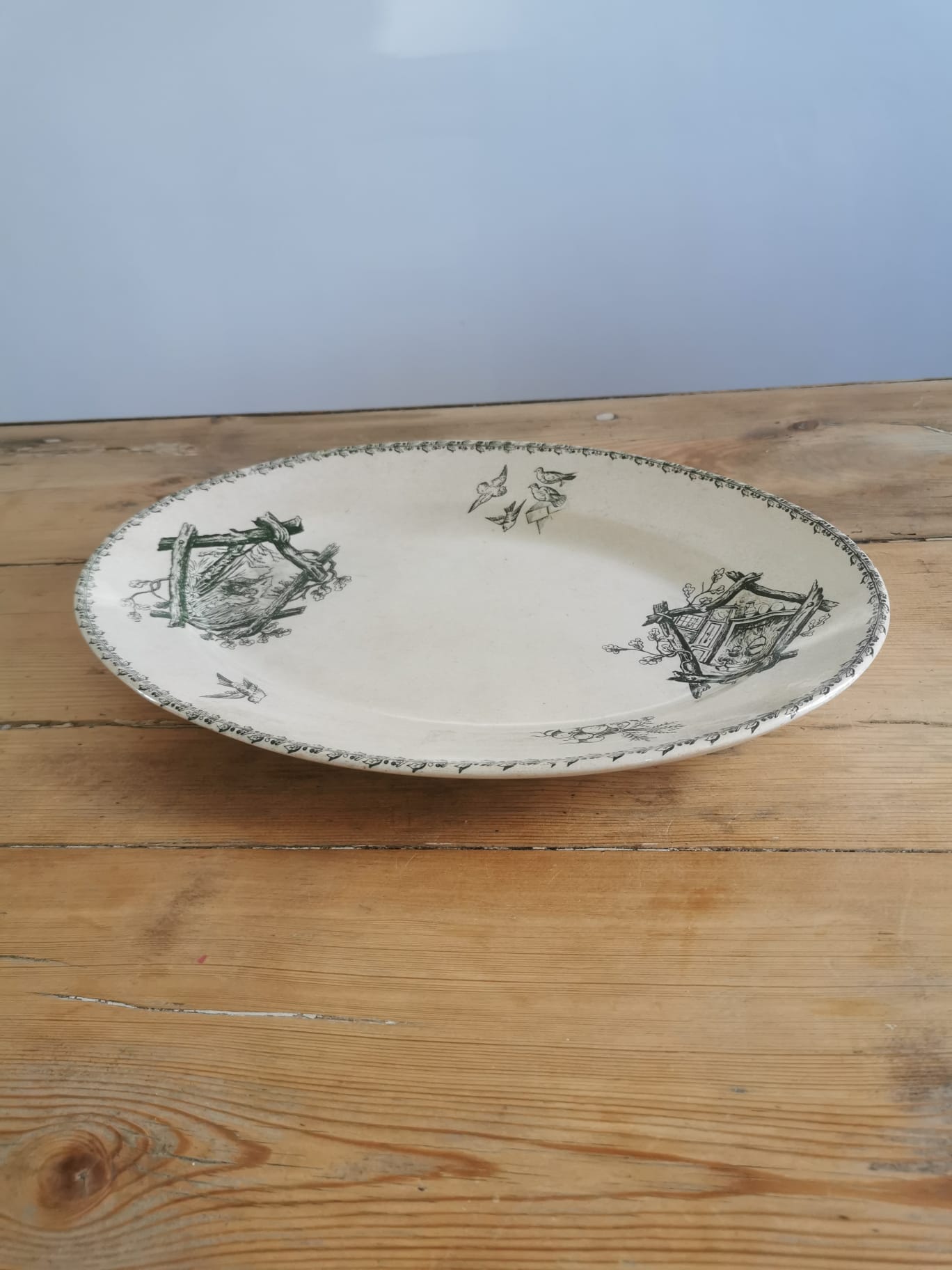 Serving dish in iron earth