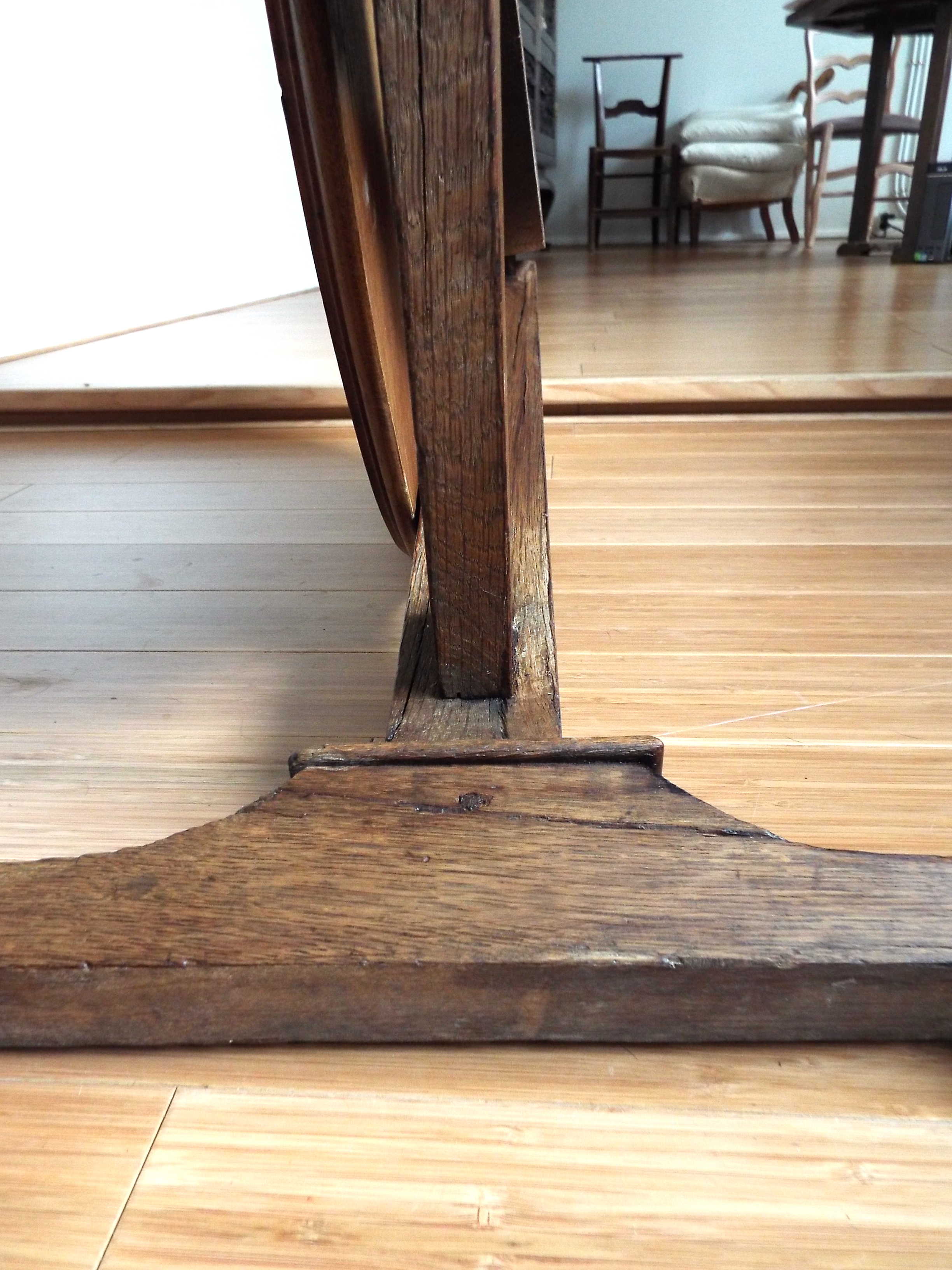 Folding round table winemaker