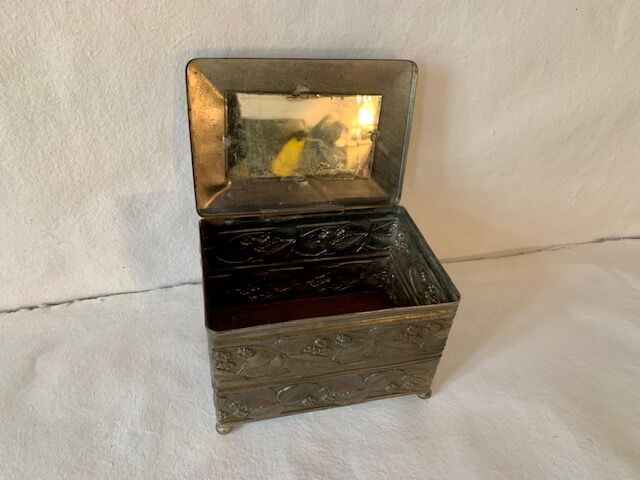 Antique jewelry box in repoussé metal, Art Deco/ 1920