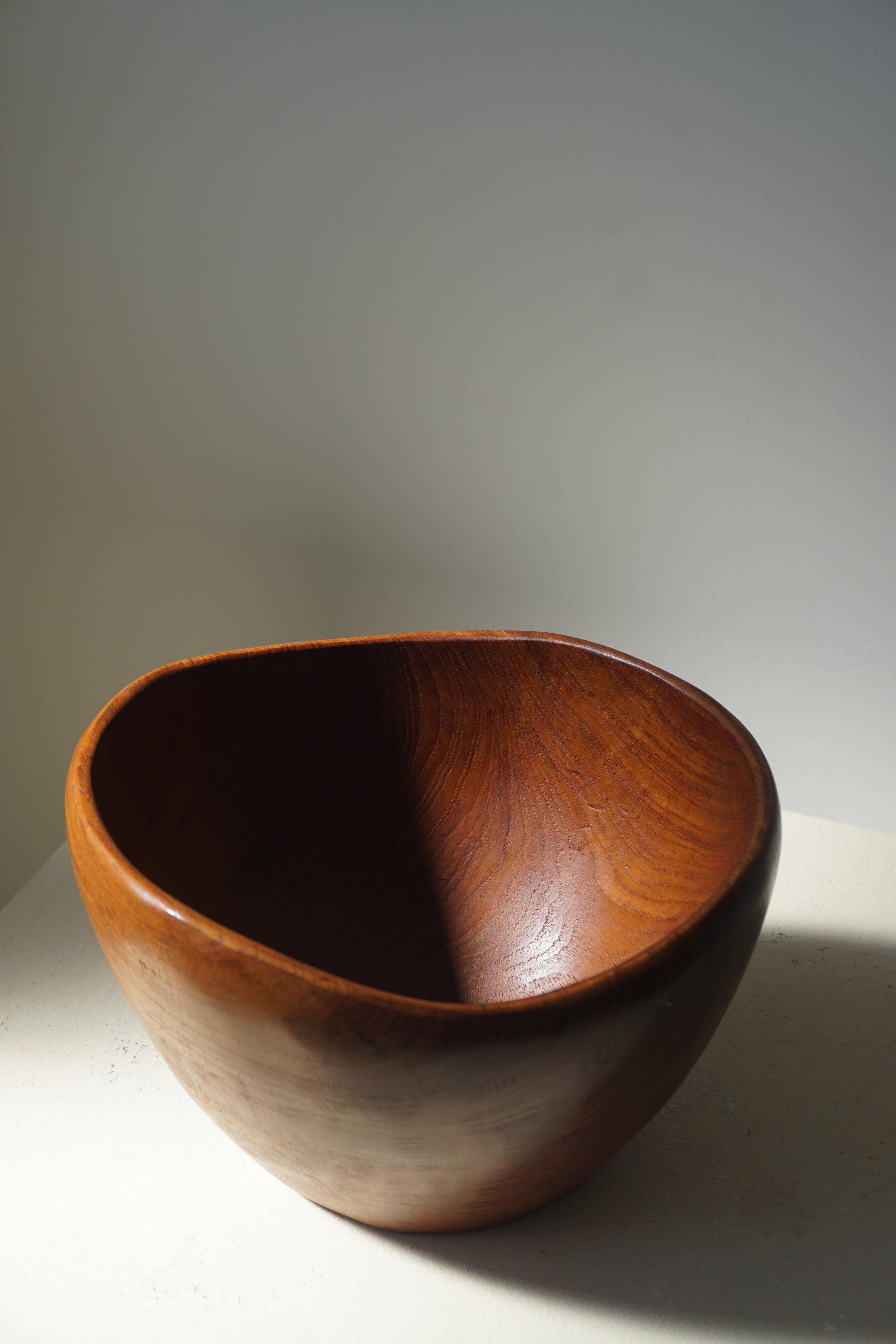 Danish sculptural bowl in teak from the mid-century, handcrafted in the 1960s.