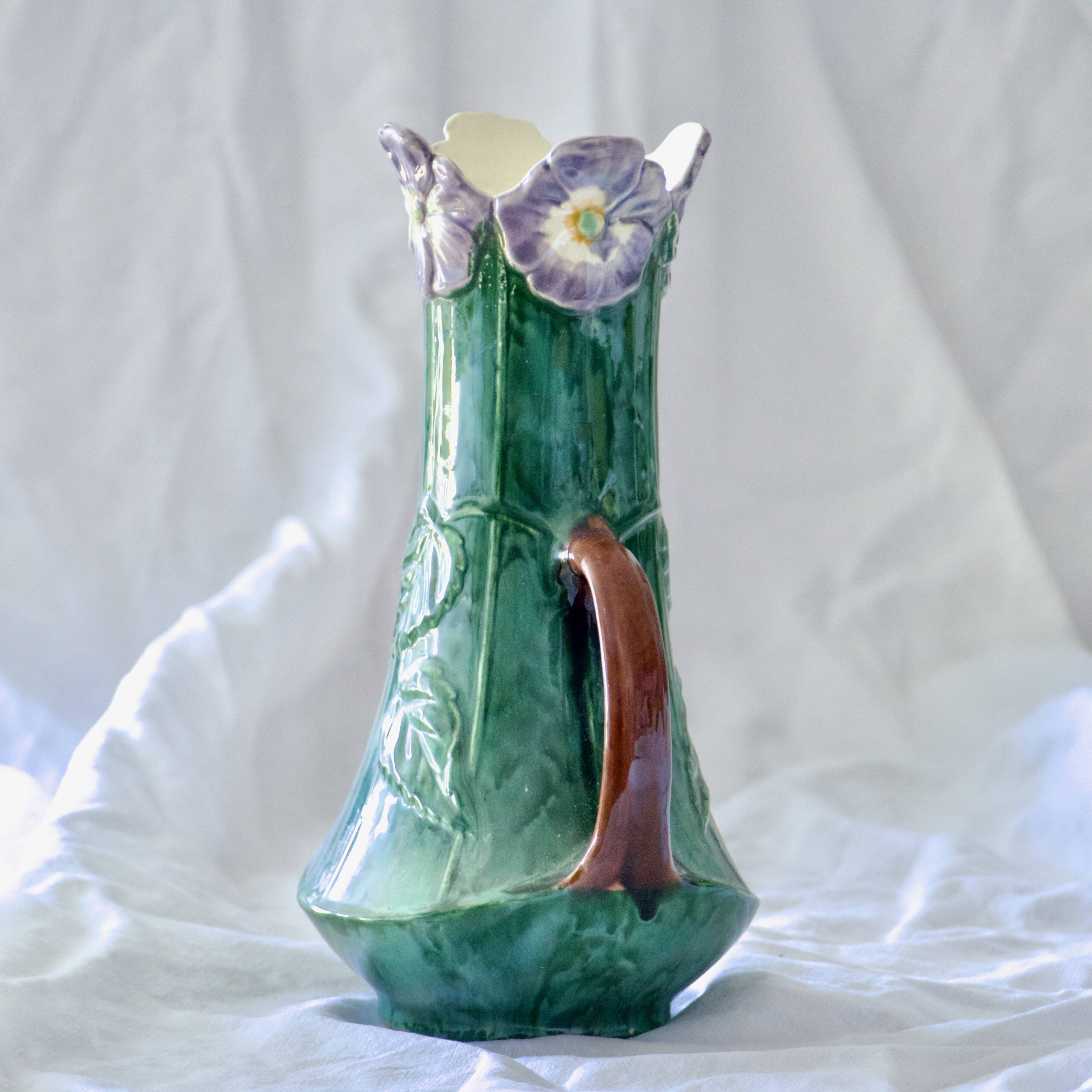 Vase ancien Art Nouveau XIXe en barbotine fleurs de Pensées