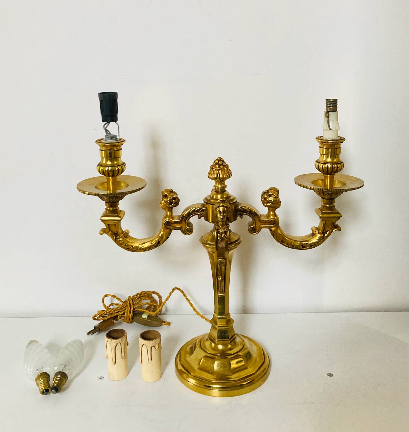 Chandelier en bronze à décors de putti et cariatides, début XXe