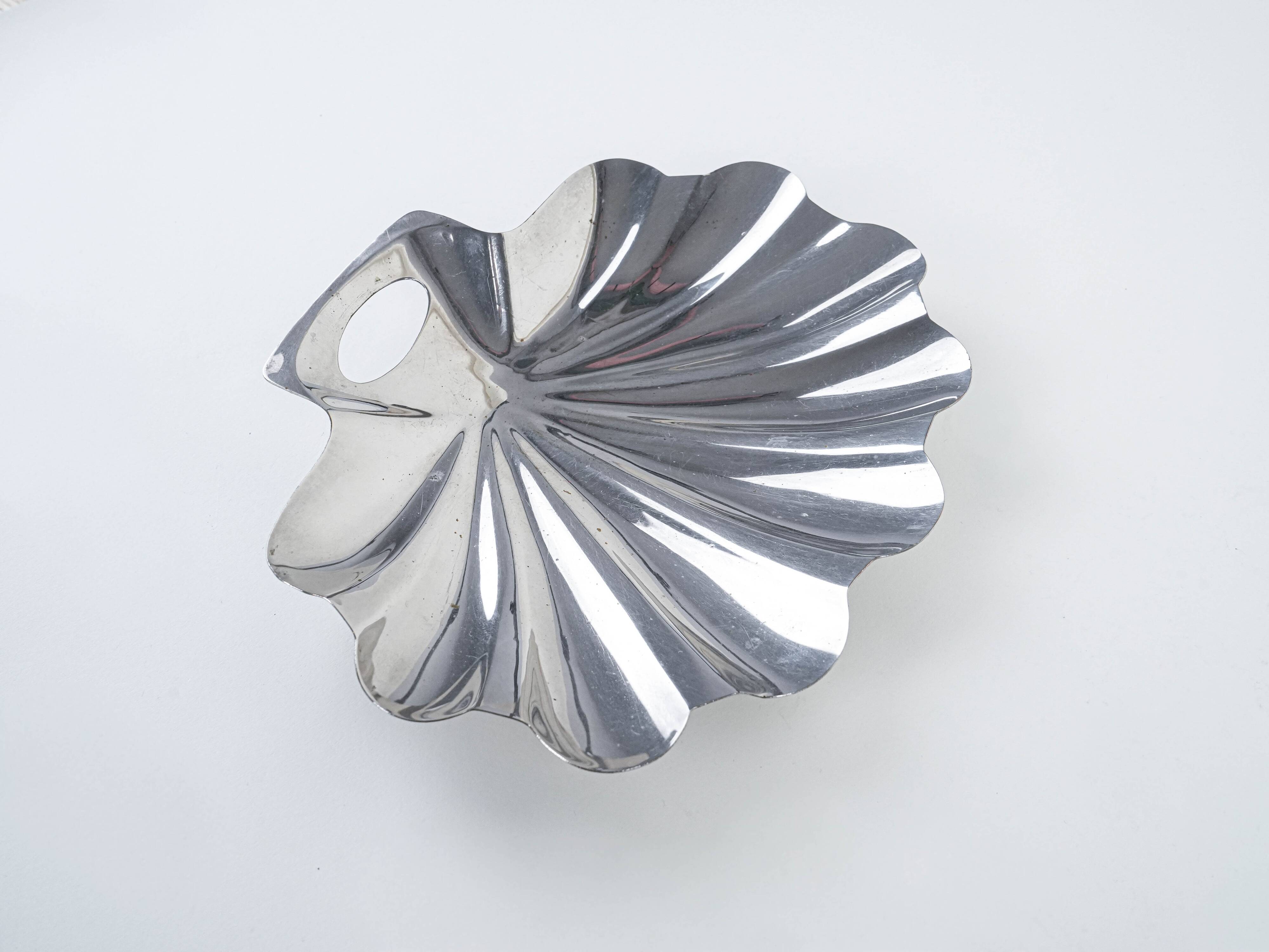 Plat de service en forme de coquillage, en acier inoxydable, design danois, années 1970, fabriqué au Danemark.