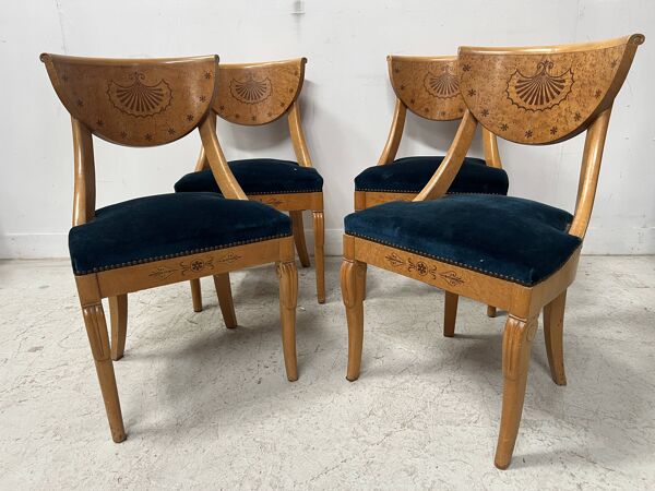 Ensemble de table et chaises de style Charles X en placage d'érable XX sièc