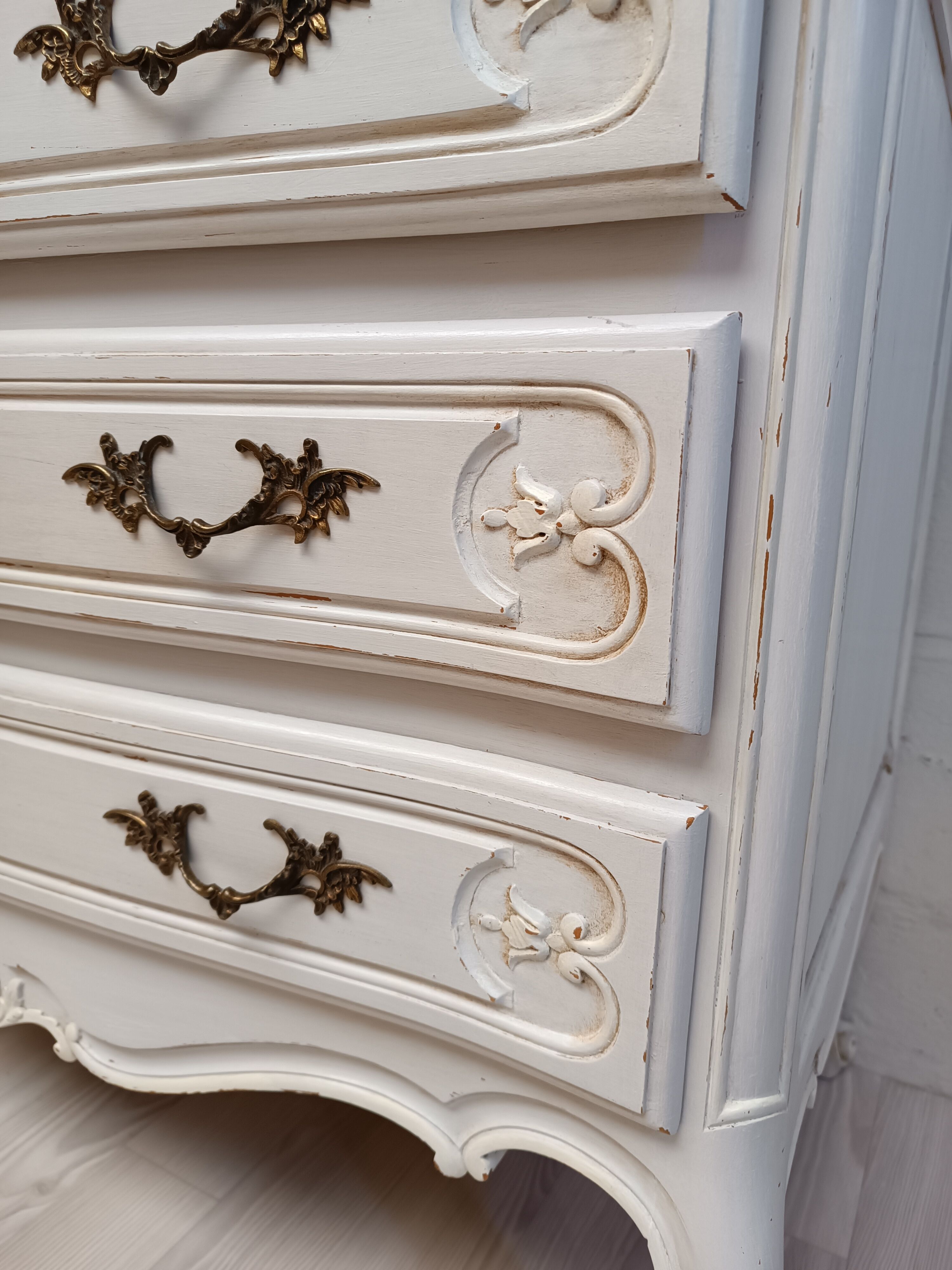 Patinated white chest of drawers