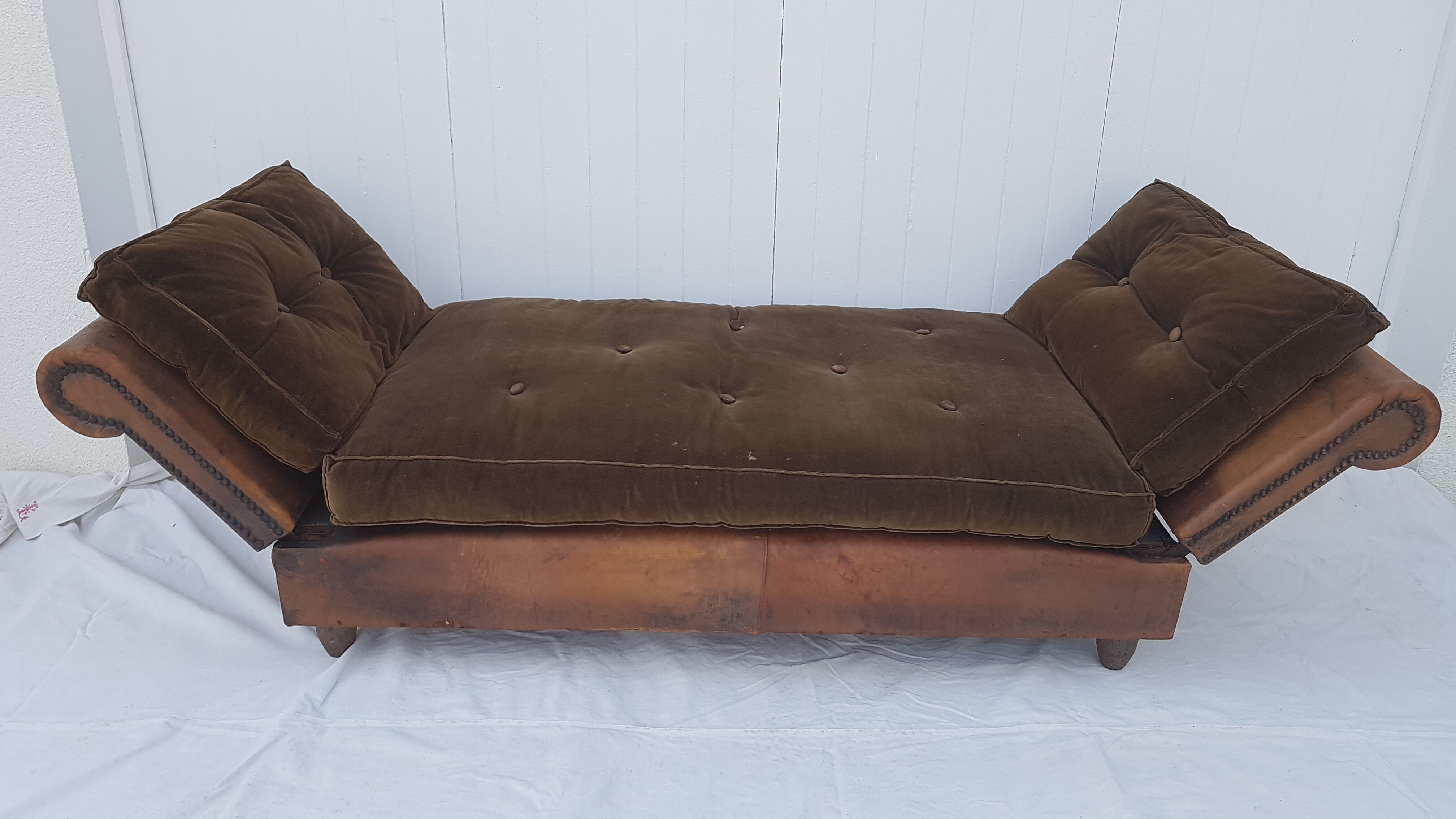 Bed rest French leather. 1920/1930.