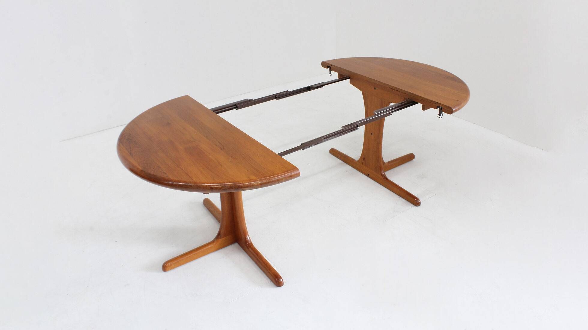 Table à manger ronde extensible vintage en teck massif des années 1960.