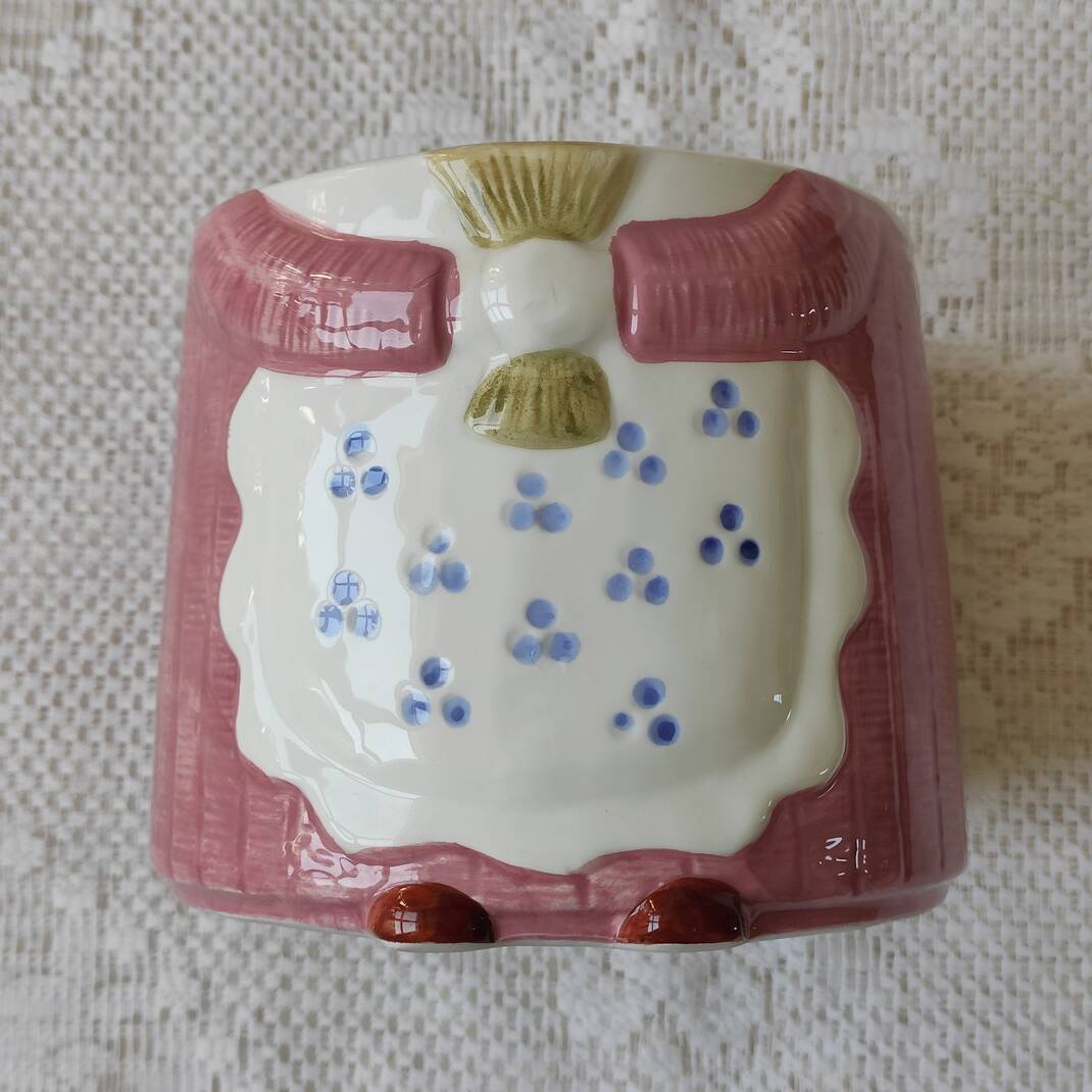 Pot slip woman with bouquet