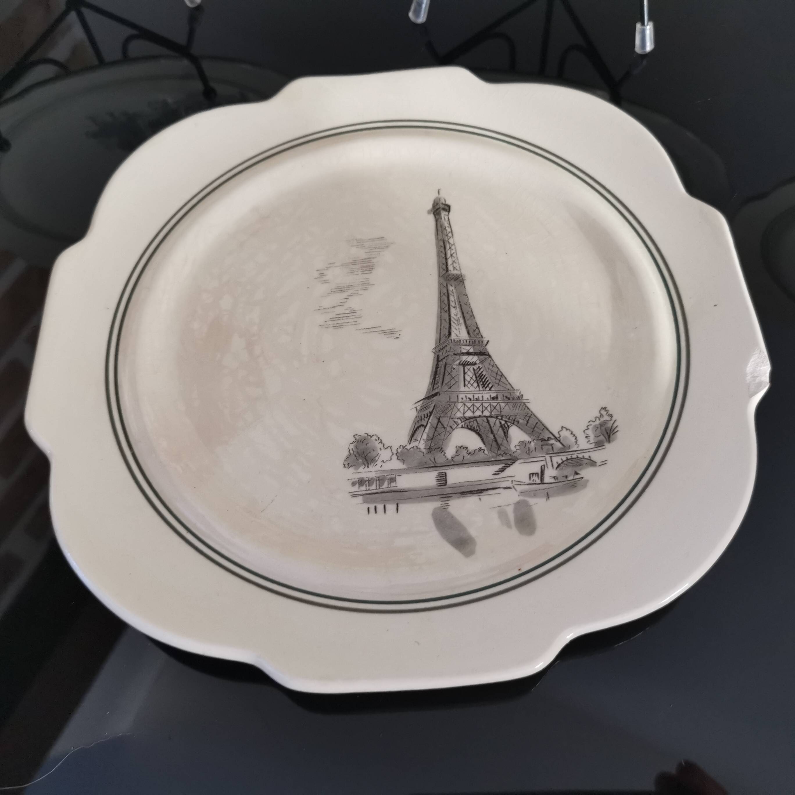 Série de 12 assiettes à dessert et son plateau à gâteaux Gien Paris Monuments