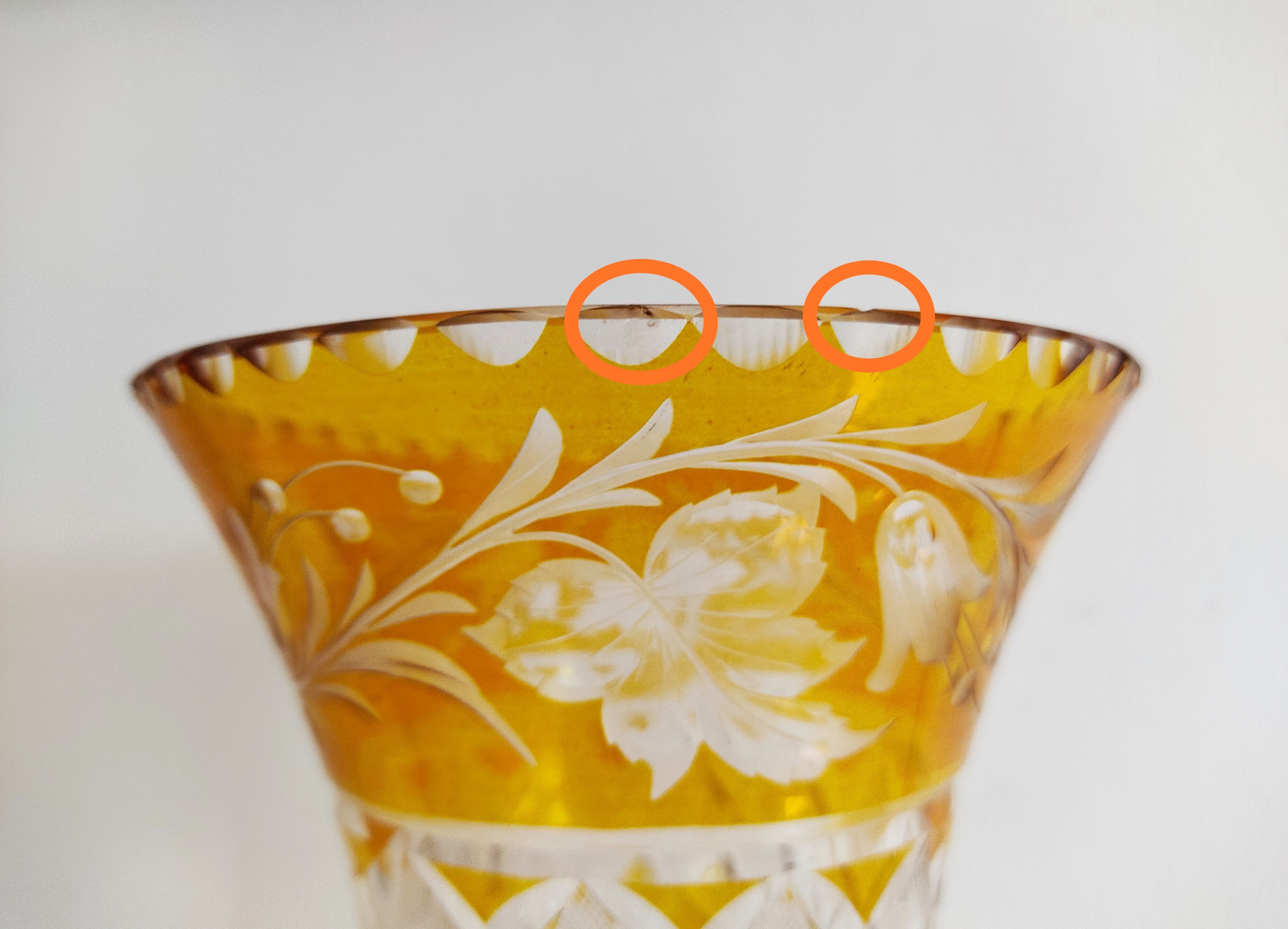 Vase verre doublé jaune fleurs incisées