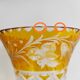 Vase verre doublé jaune fleurs incisées