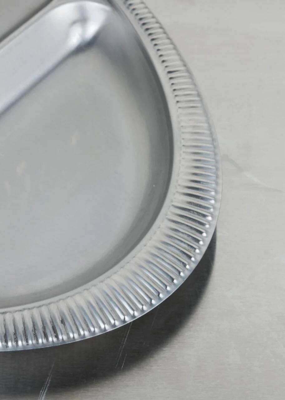 serviteur ovale en inox contour travaillé