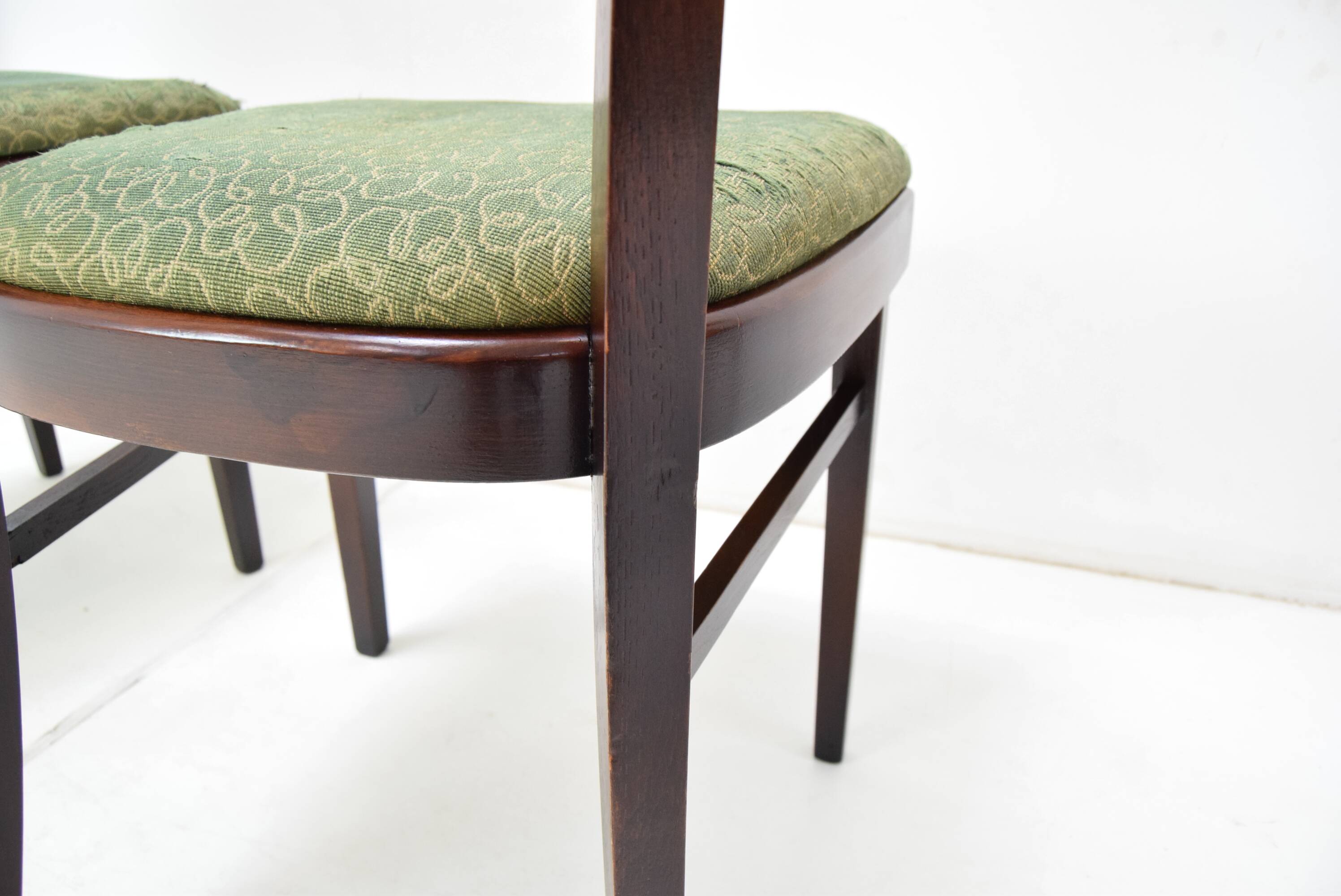 Ensemble de quatre chaises à manger/ Interier Praha, années 1950.