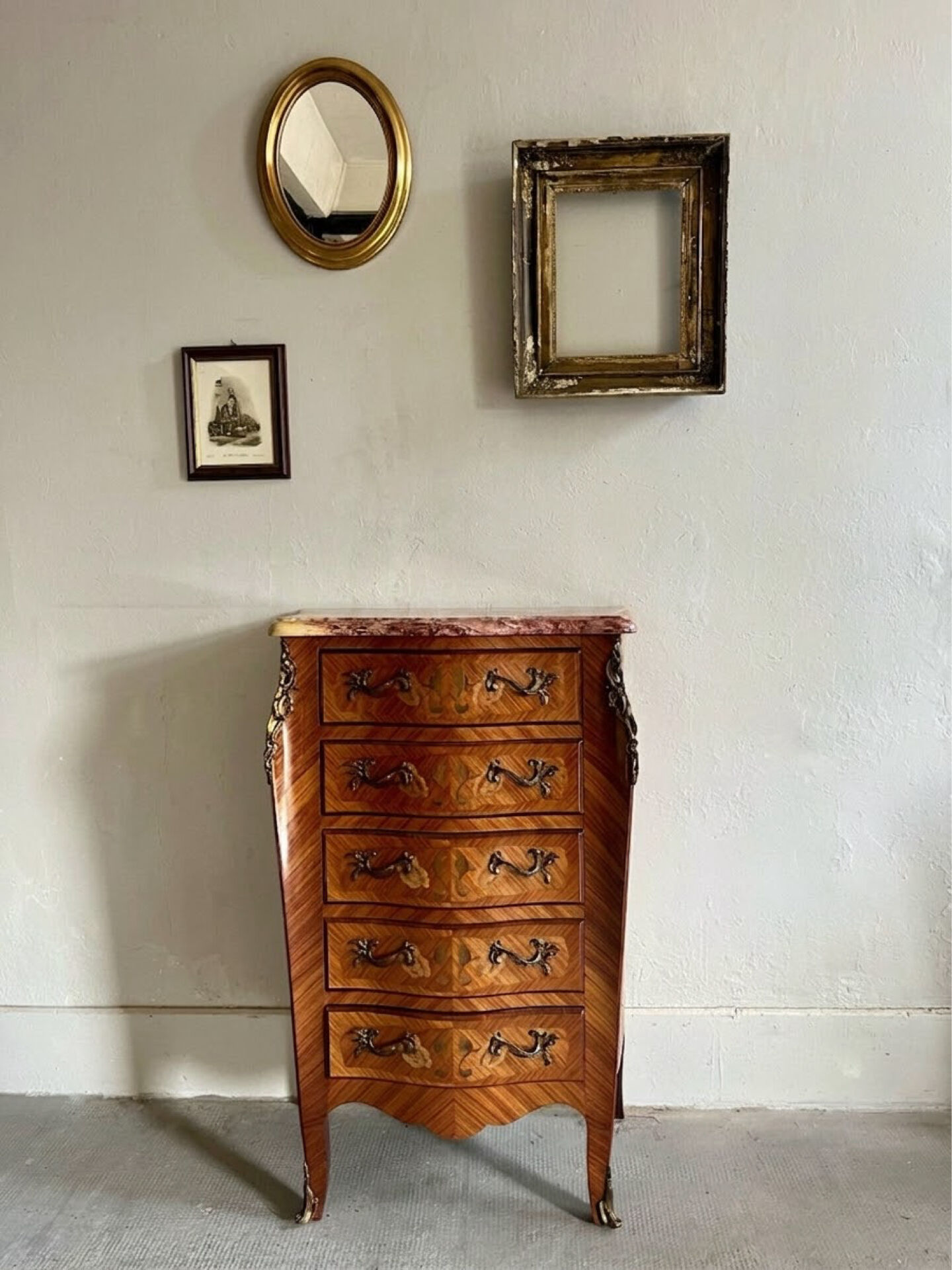 Chiffonnier Louis XV en bois et marbre
