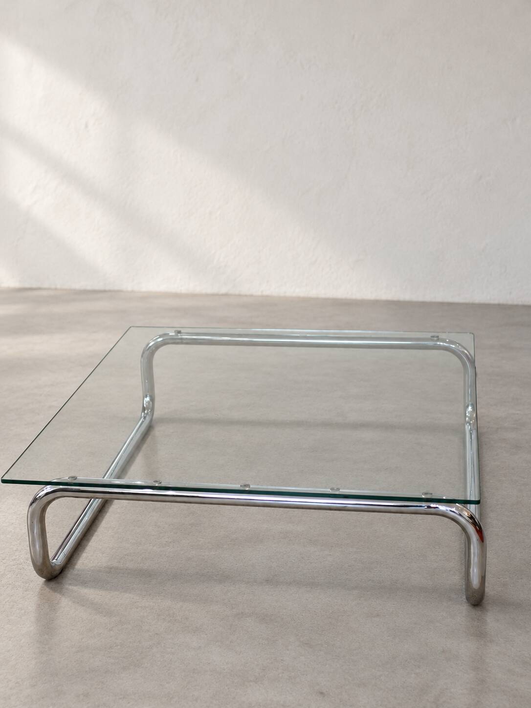 Coffee table in chrome with a glass top.