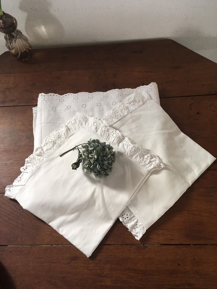 Sheet adornment and two pillowcases