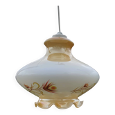 Suspension vintage en verre opalin décor floral stylisé beige doré