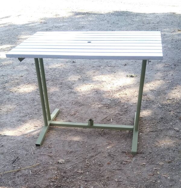 Ancienne table de jardin  à lattes en fer