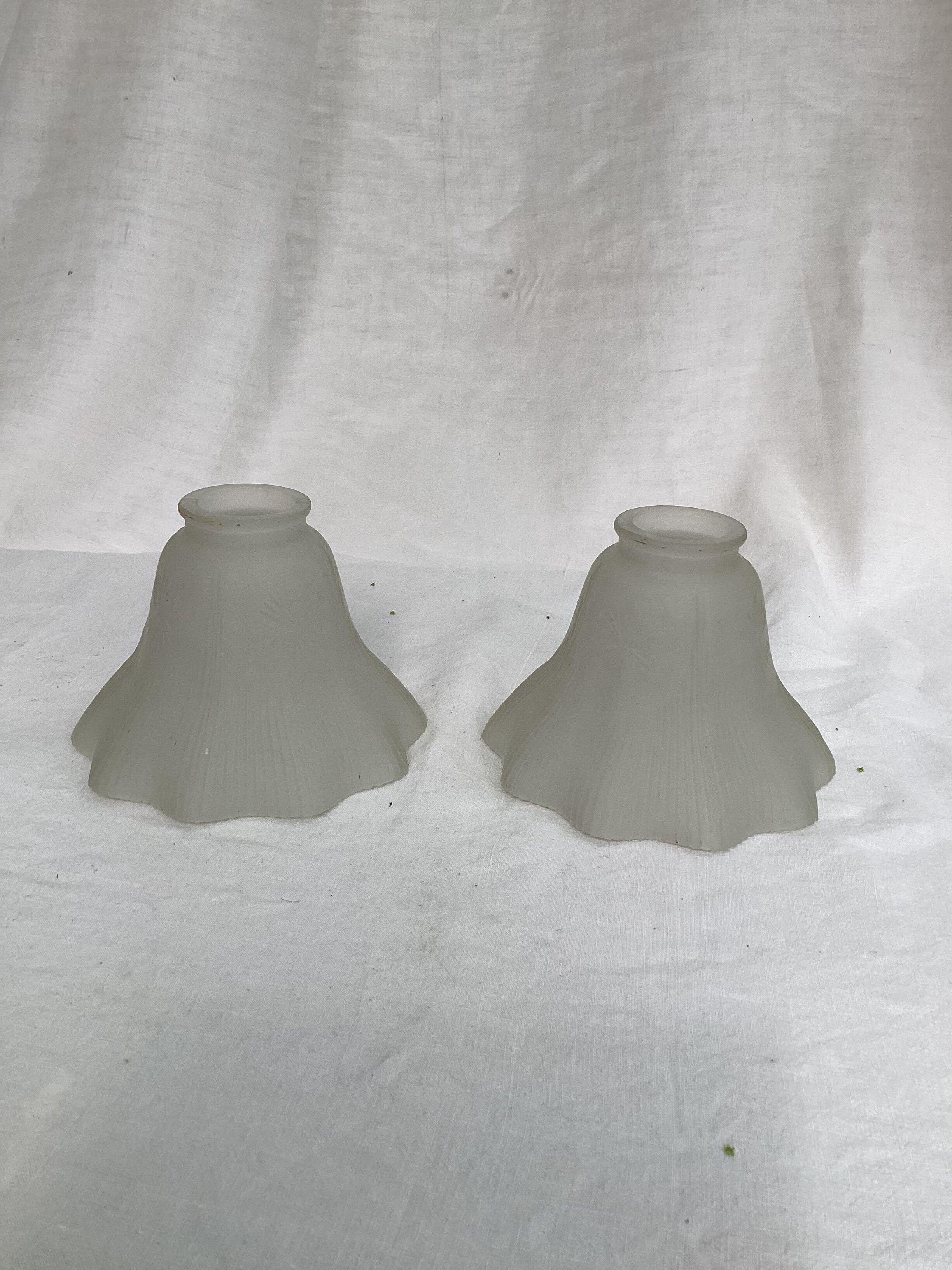 Paire de globe tulipe en verre pressé vintage dimension : hauteur -12cm- diamètre haut -5,5cm-