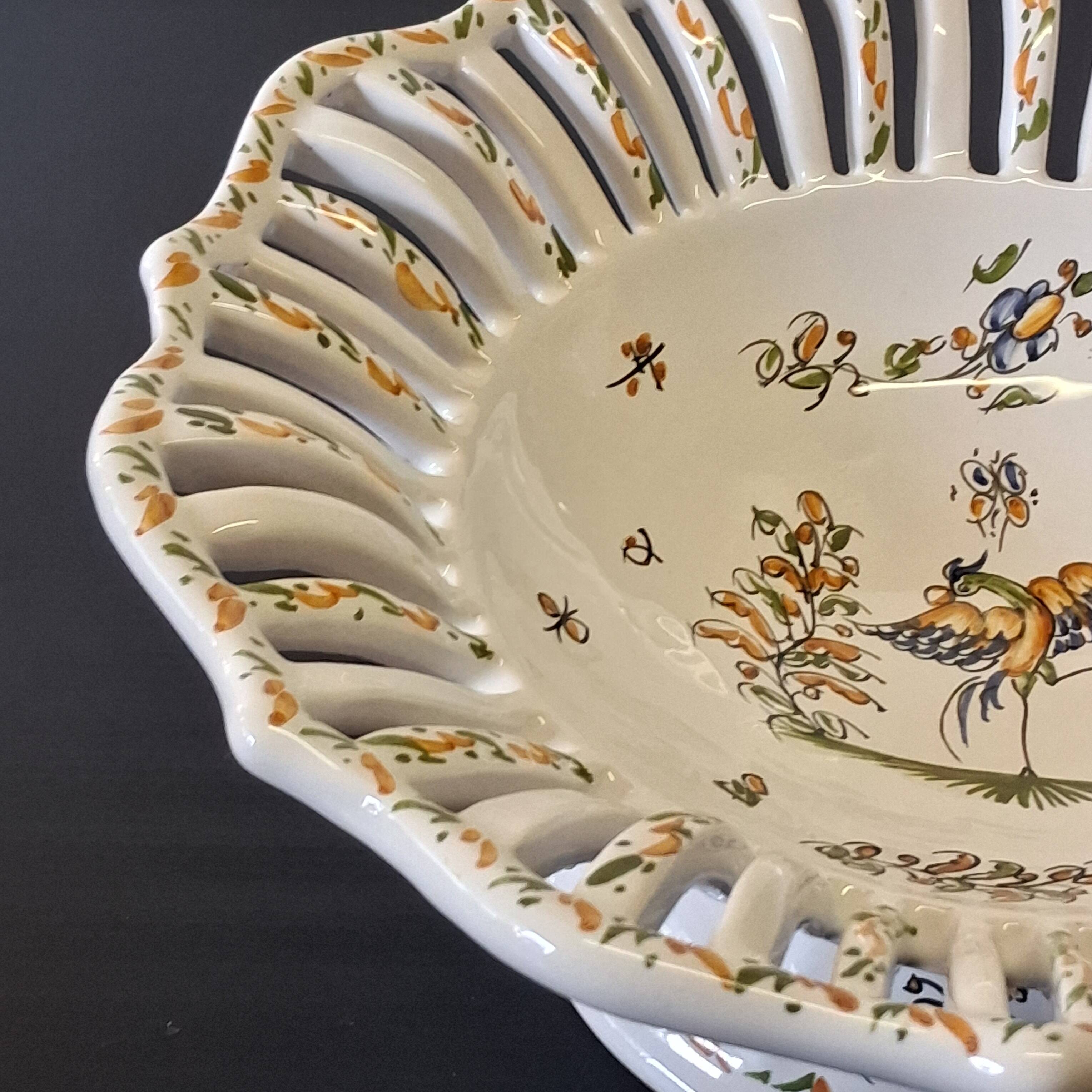 Very nice fruit bowl "Vieux Moustiers" in very good condition.