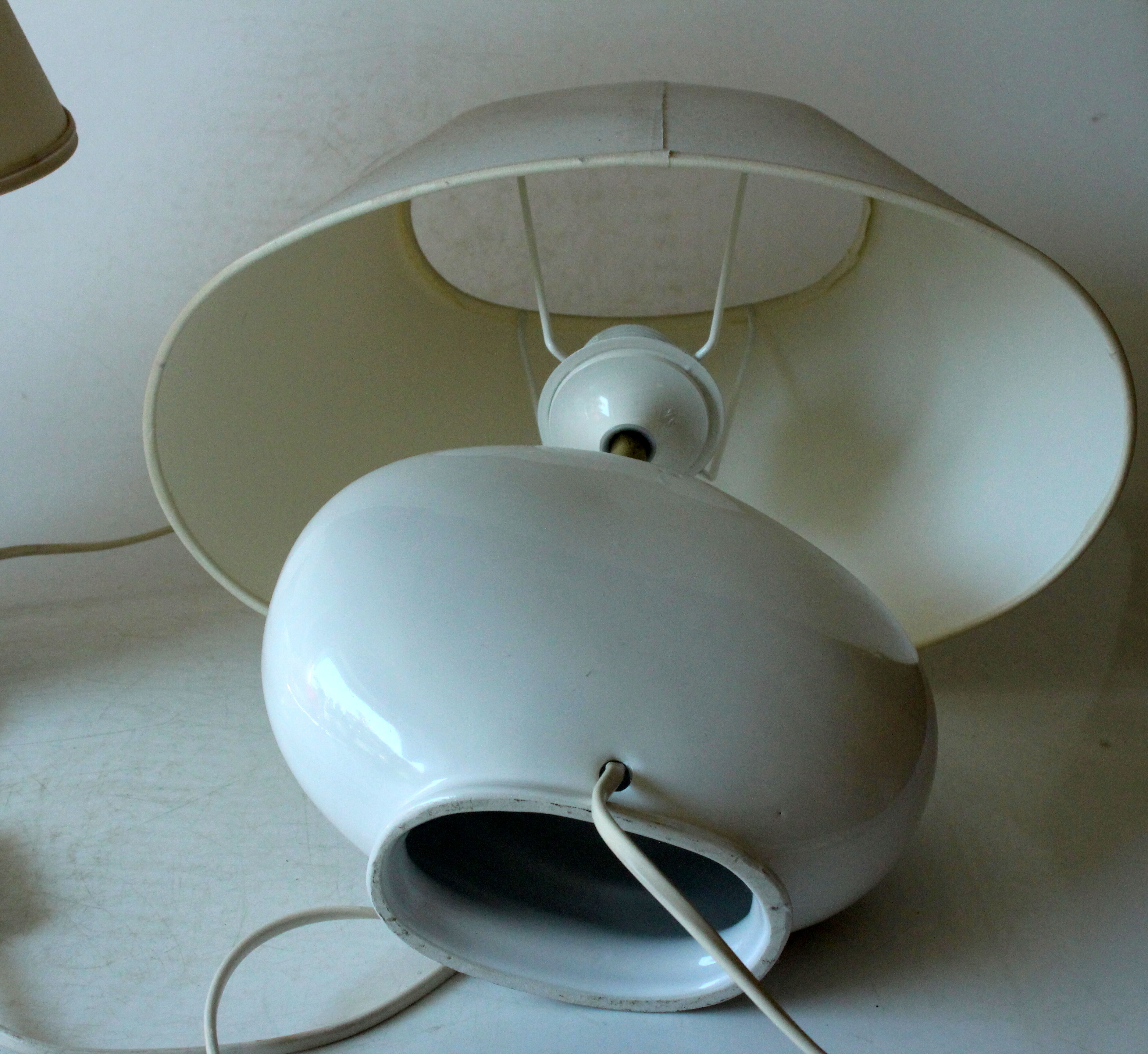 2 bedside lamps made of white ceramic with floral motifs and fabric lampshades, vintage from the 70s
