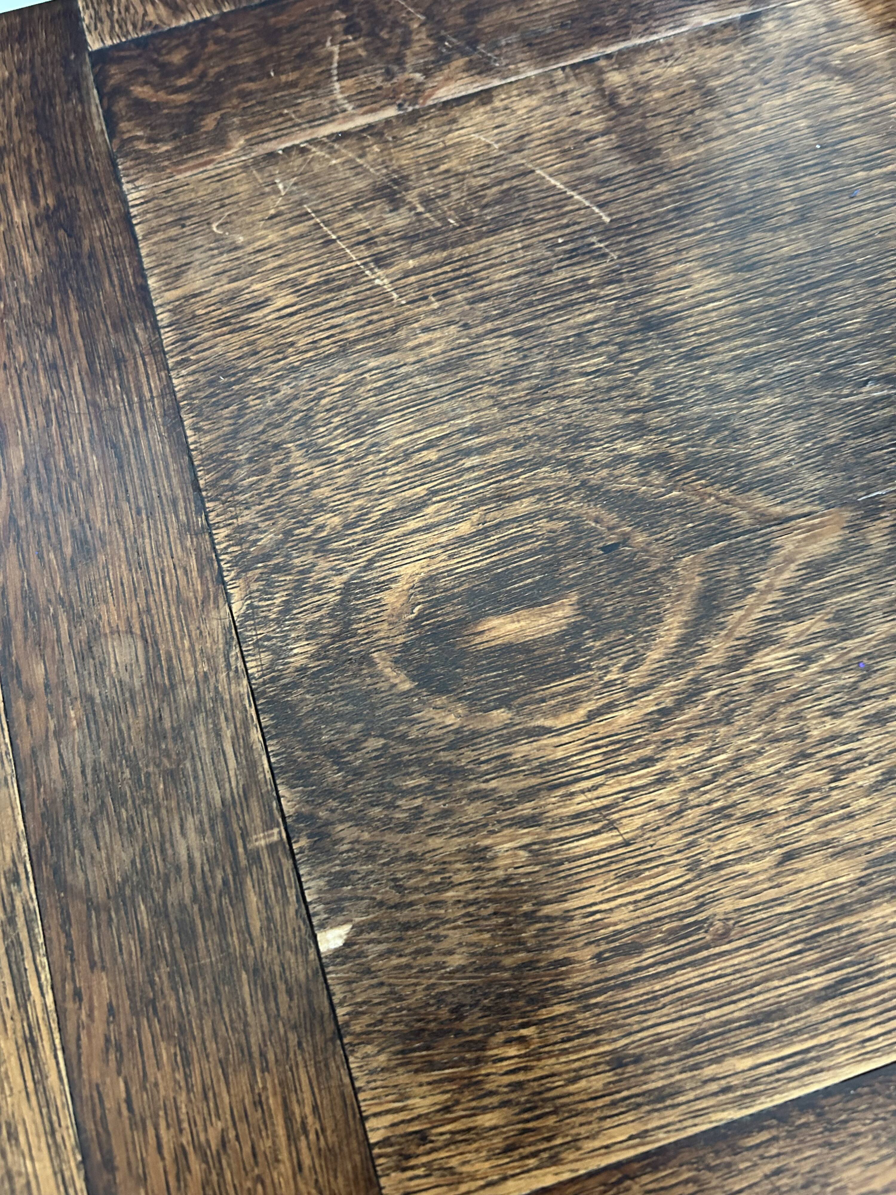 Longue table en bois massif