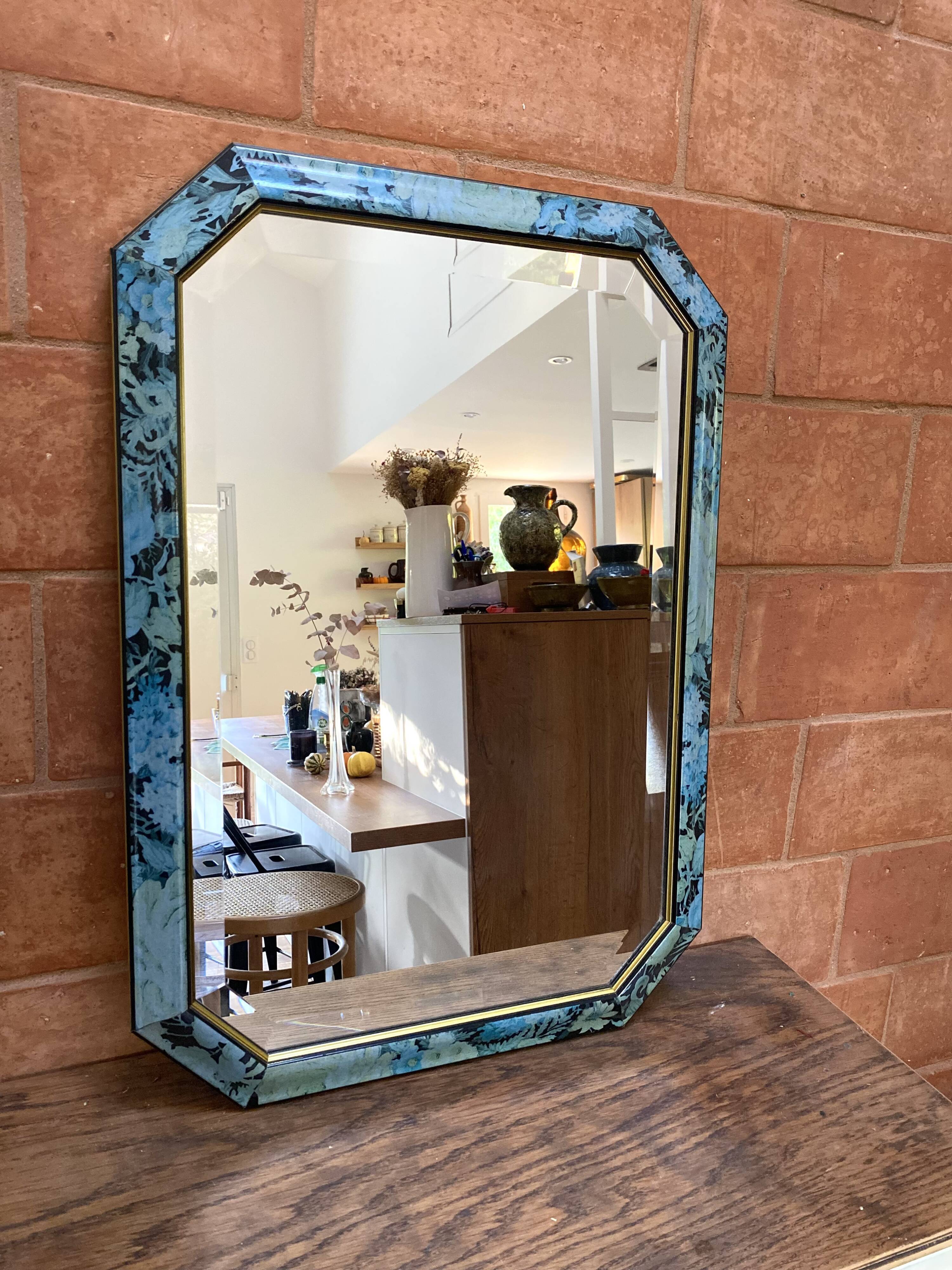 Old octagonal mirror beveled in painted wood, 68x48 cm