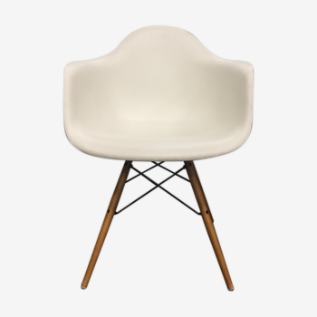 DAW armchair by Charles and Ray Eames edited by Vitra