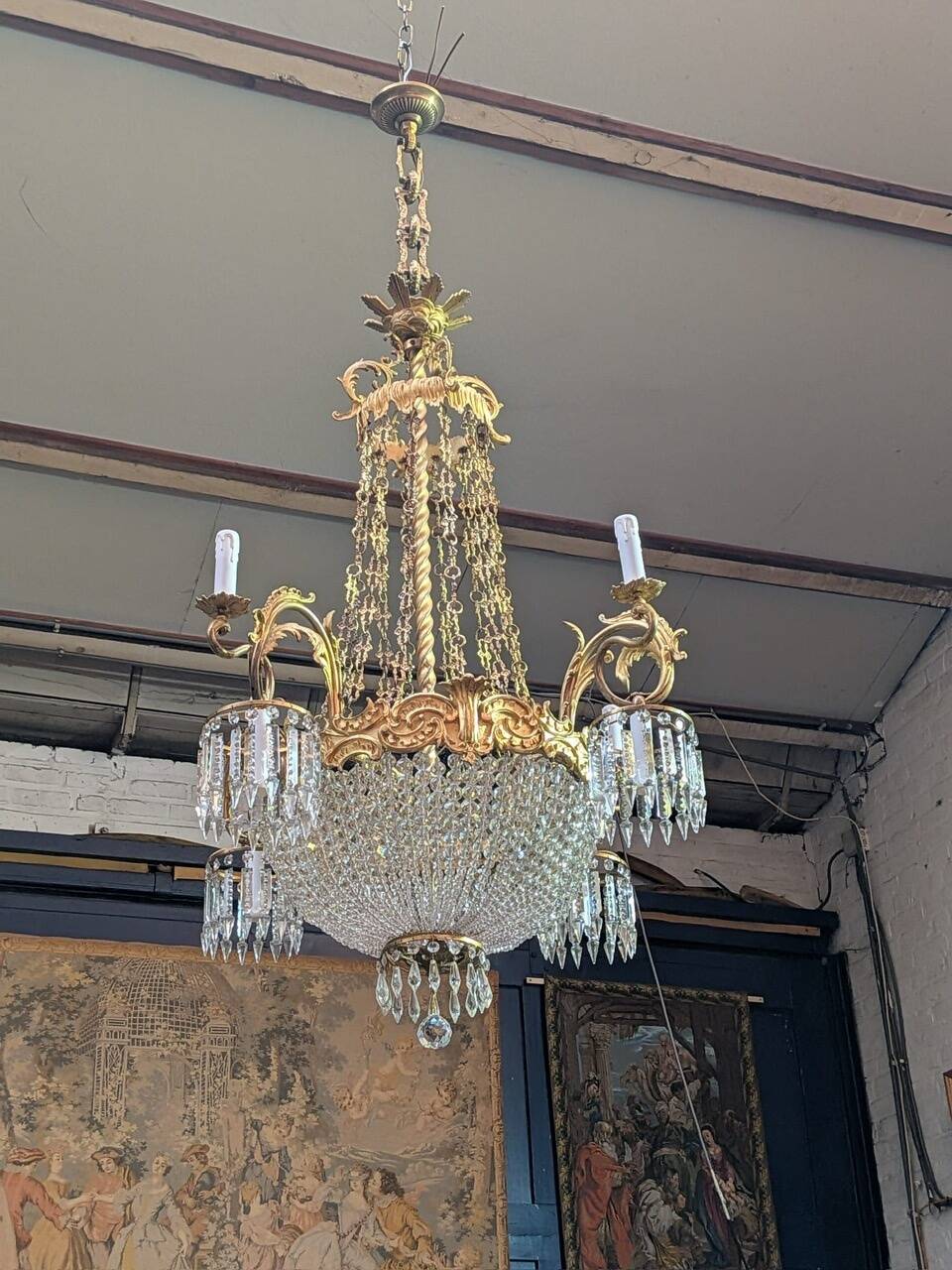 Large 155 cm crystal chandelier in Rococo style with 8 light arms.