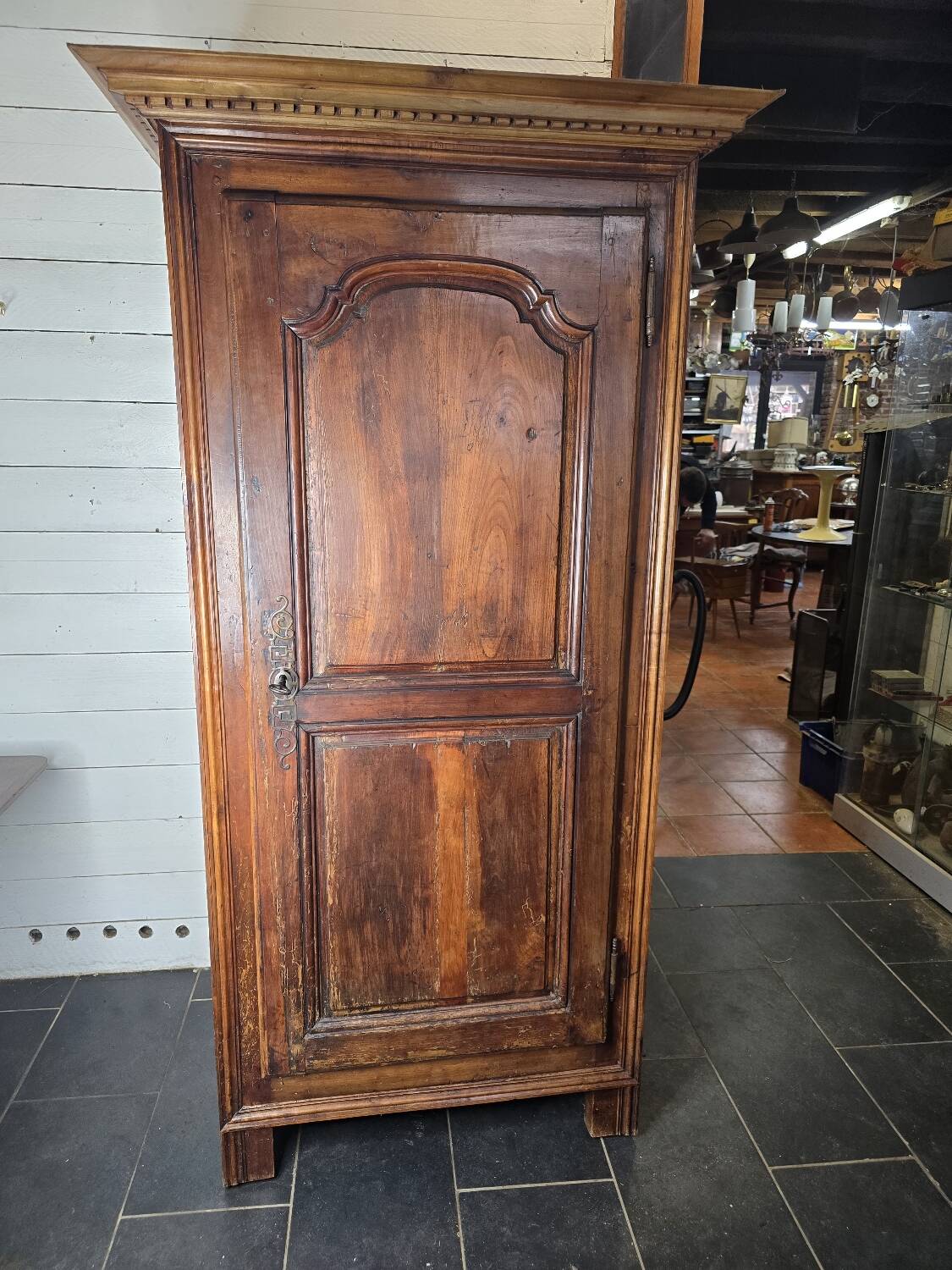 Armoire bonnetière en châtaignier