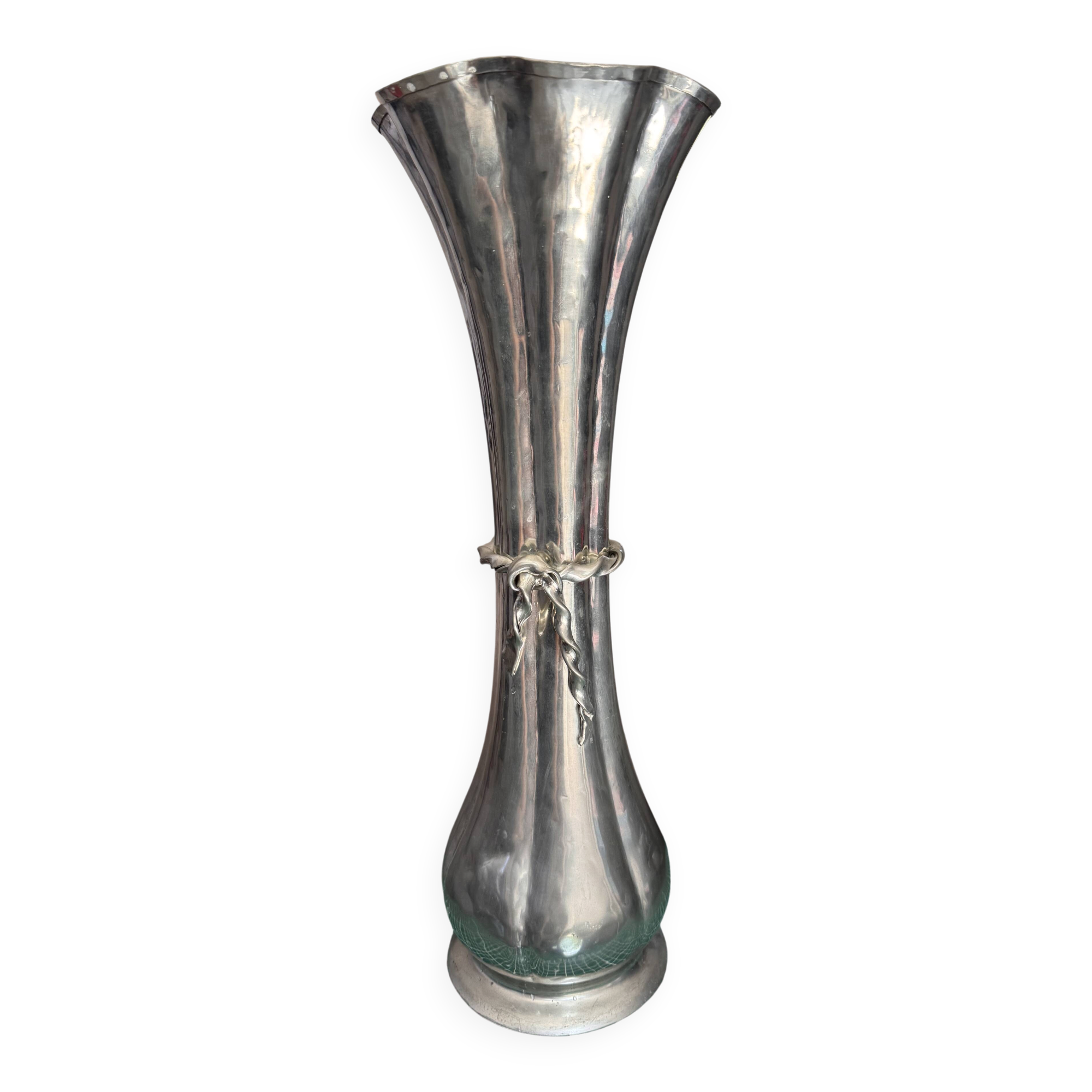 Pure tin sun vase at 95%, signed Jean Goardère.