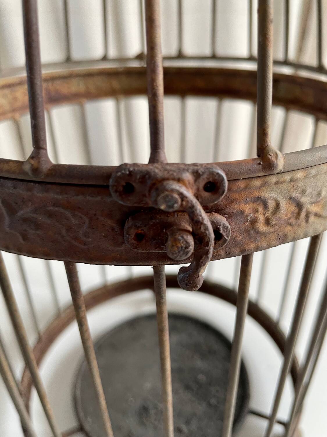 Metal bird cage