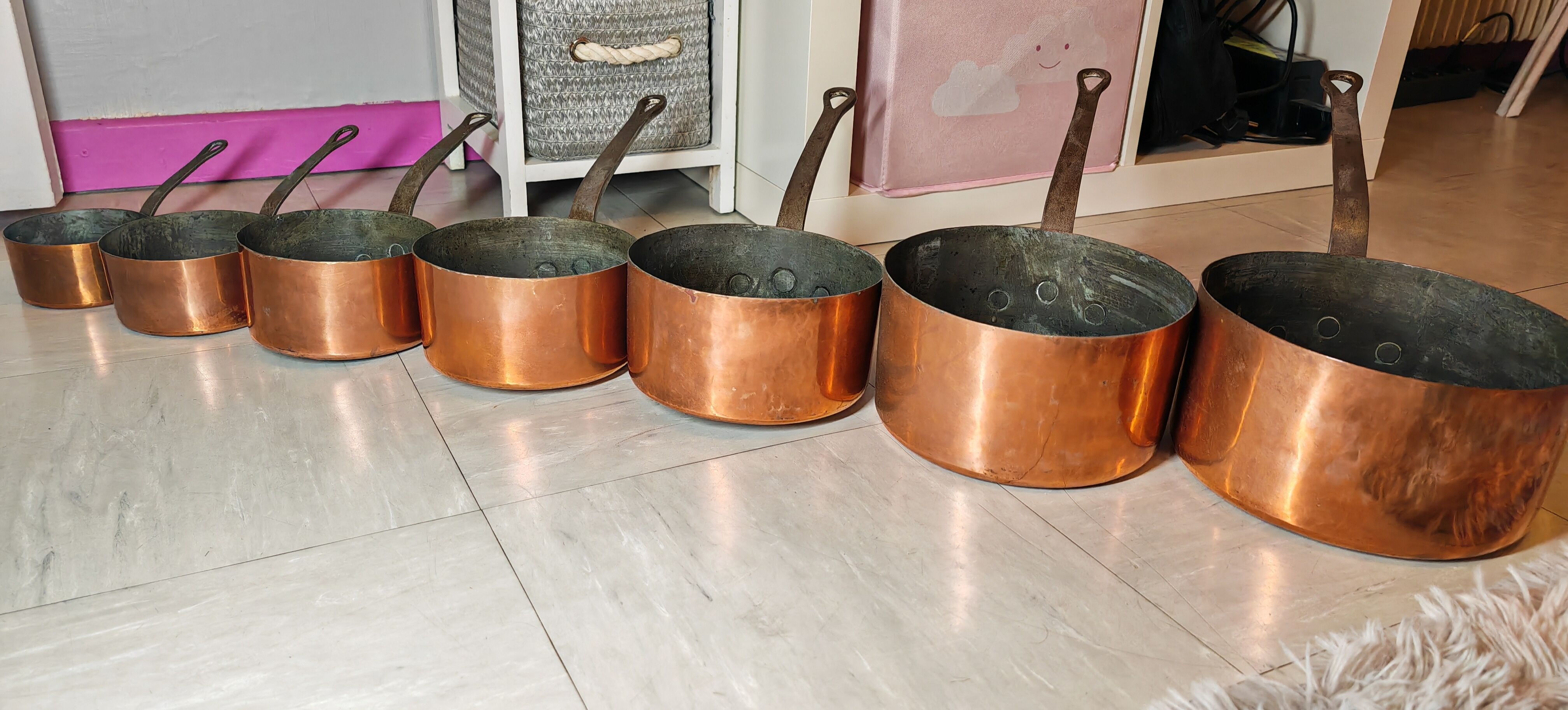 Lot de 7 casseroles en cuivre / manche en laiton
