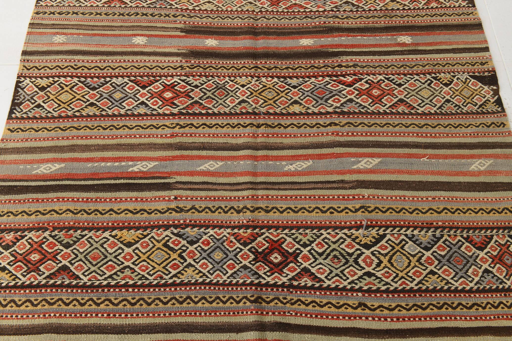 Kilim vintage tons rouges et bruns, motifs ethniques anatoliens, 156x244 Cm