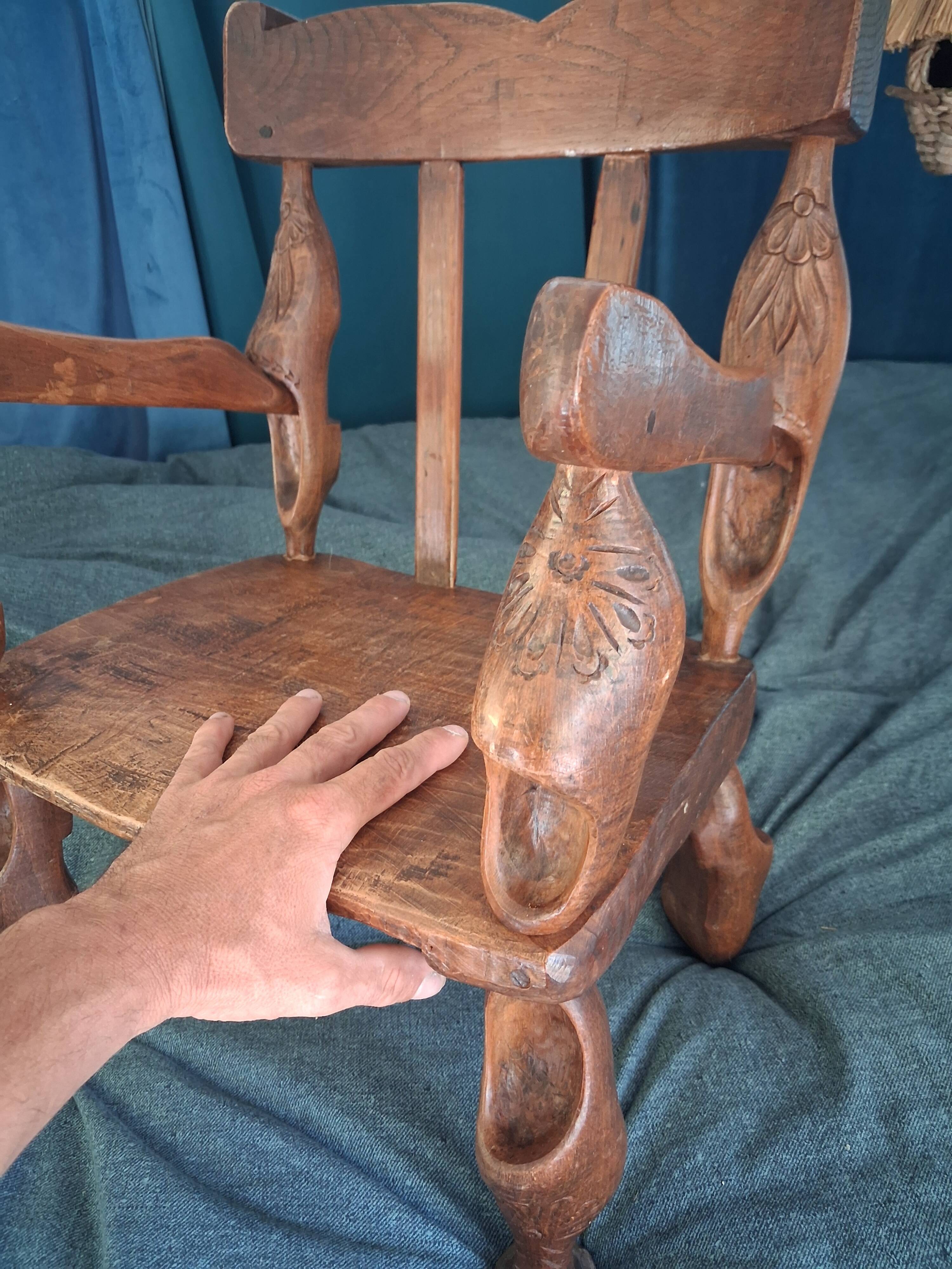 Chaise enfant en chêne sculpté. Ancien meuble breton