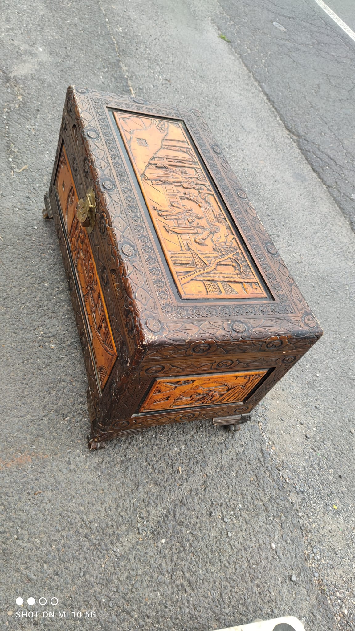 Coffre sculpté Asie vers 1960