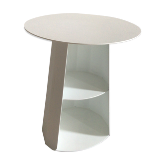 Table de chevet de Constance Guisset  en métal époxy blanc, état neuf