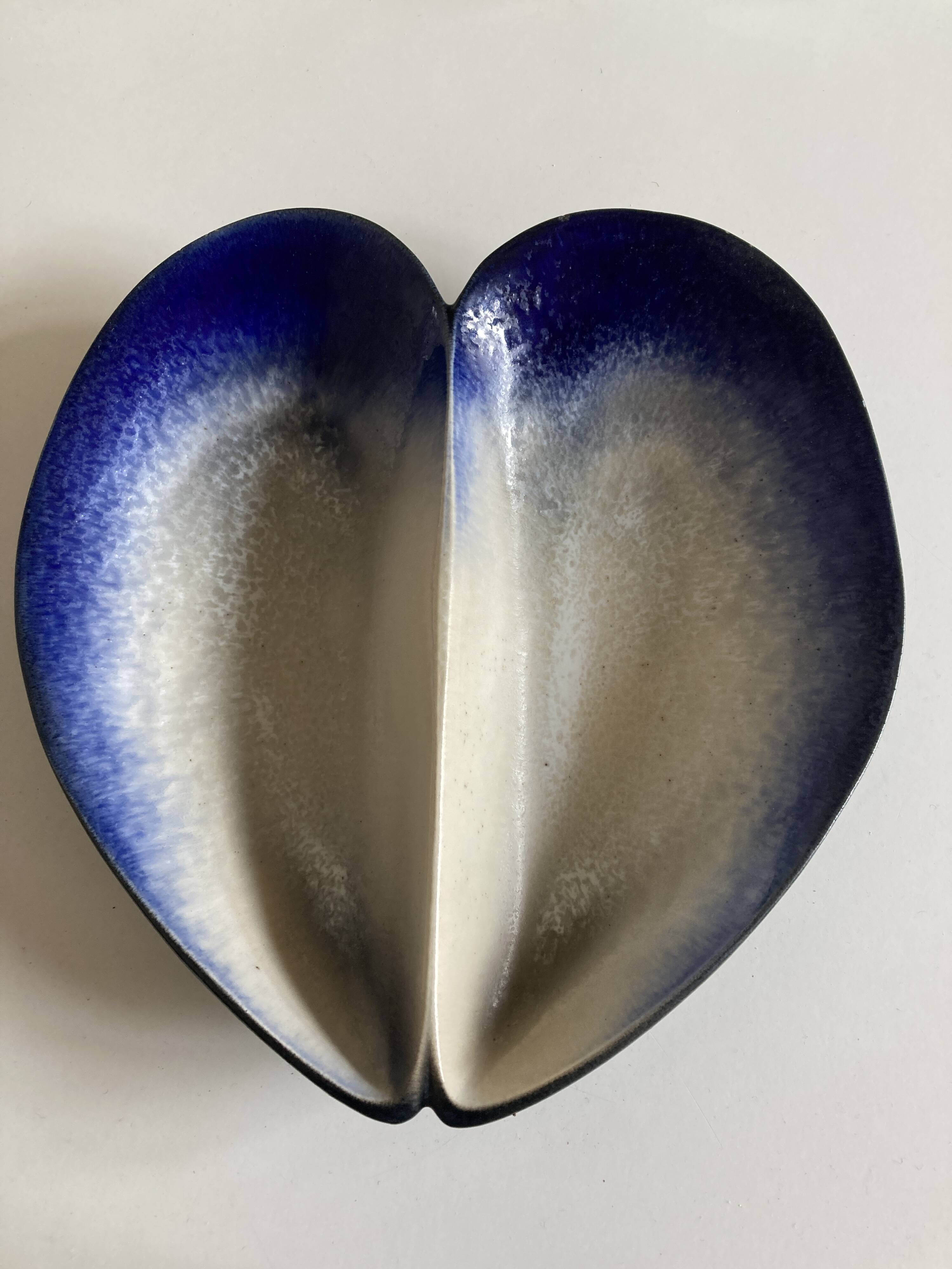 Ceramic shell-shaped bowl by Pol Chambost, signed, 1960.