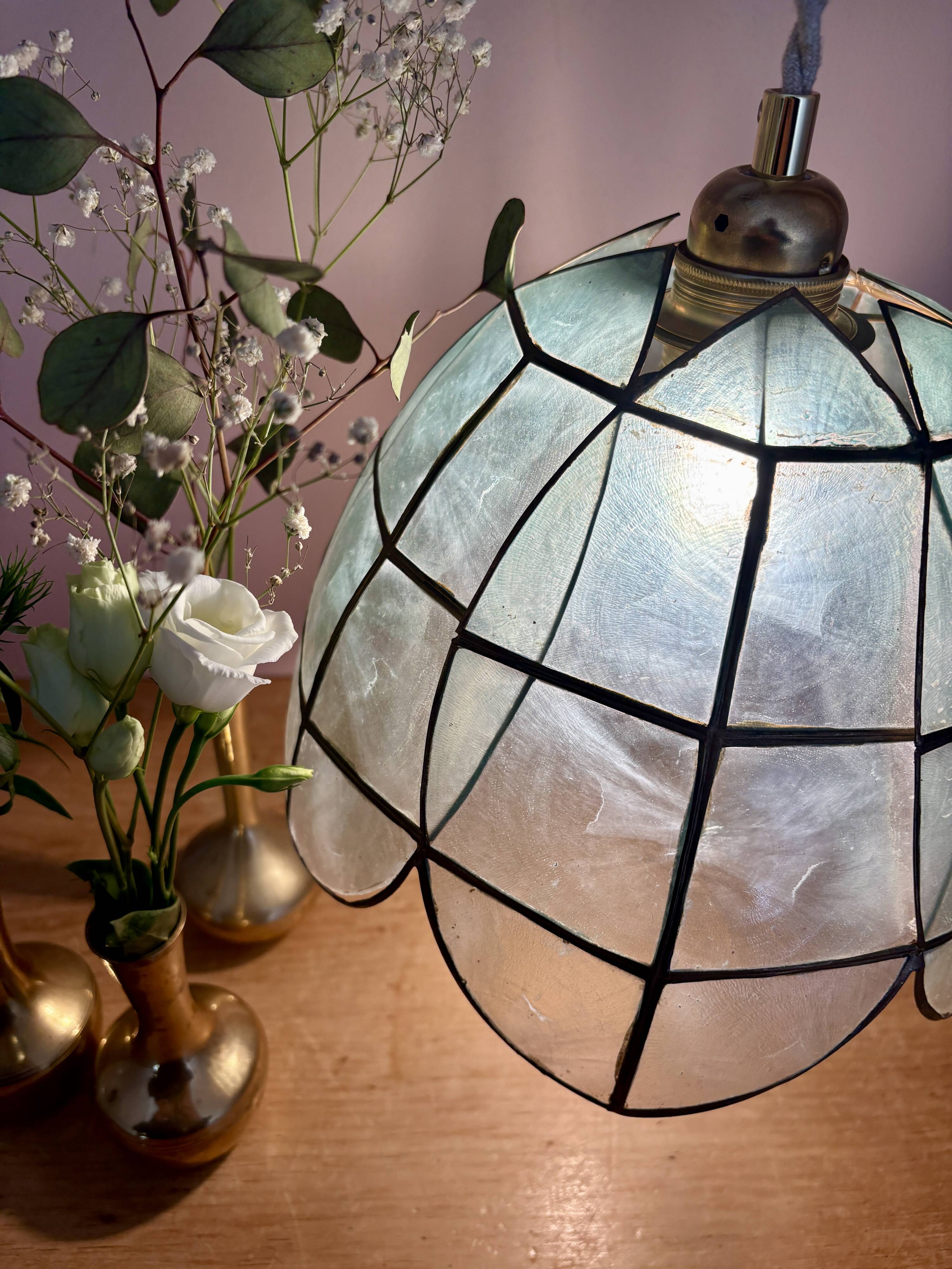 Vintage pendant light in blue mother-of-pearl and brass.