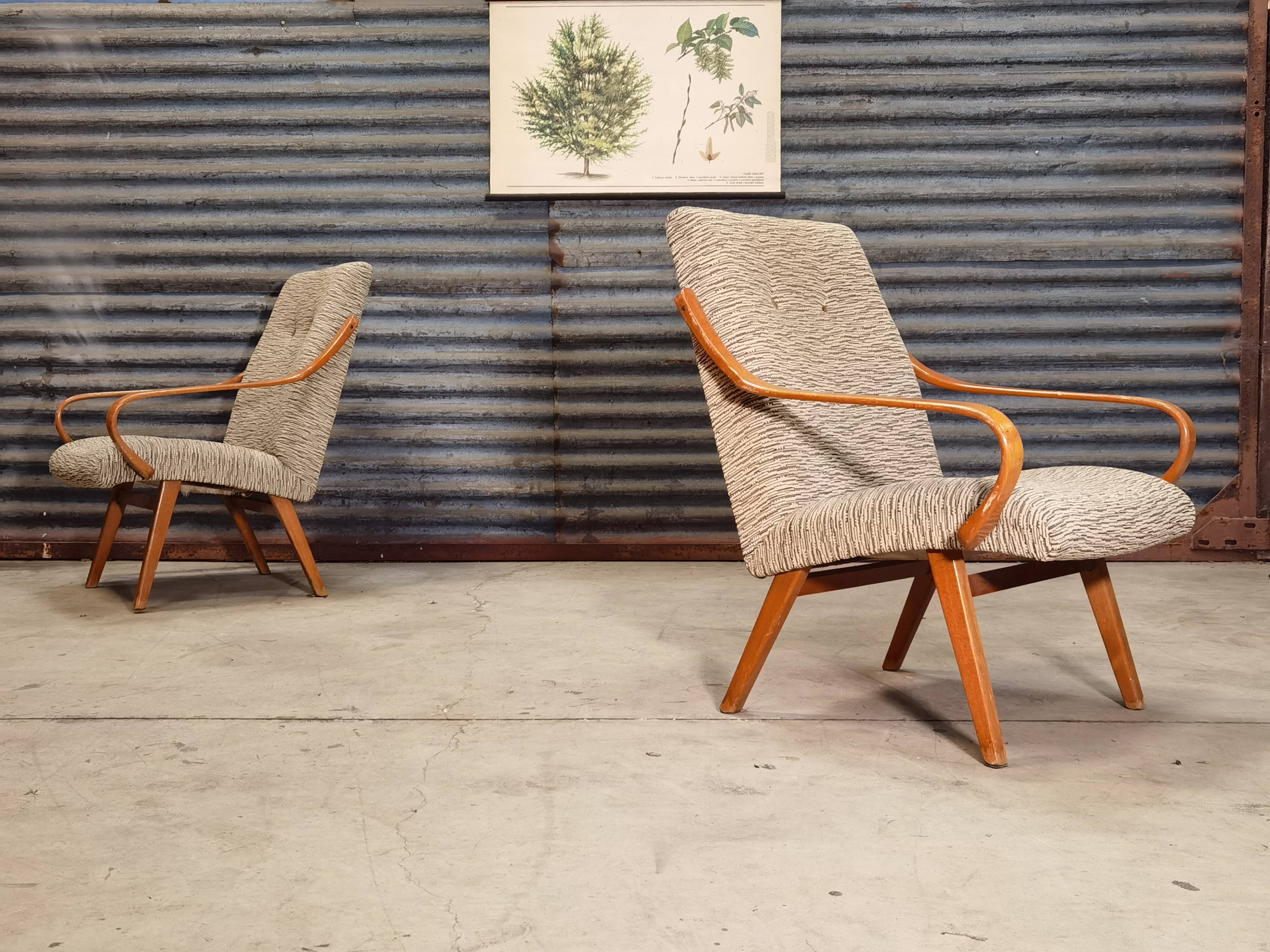 Paire de fauteuils 6953 de Jaroslav Smidek