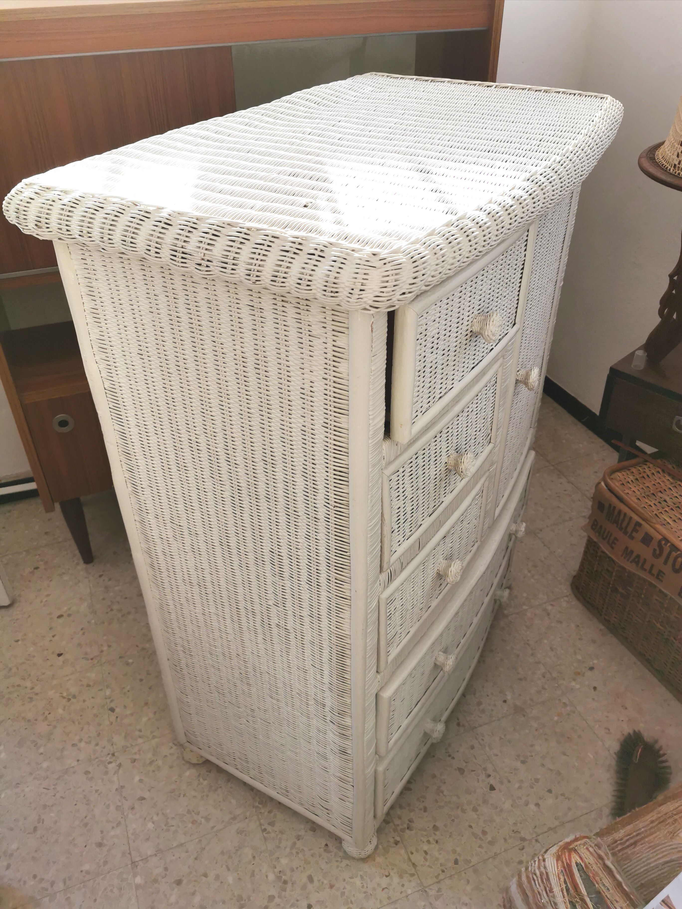 Chest of drawers in rattan