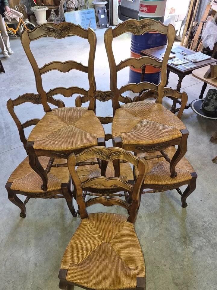 Suite de six chaises provençales en noyer, datant du début du XXe siècle
