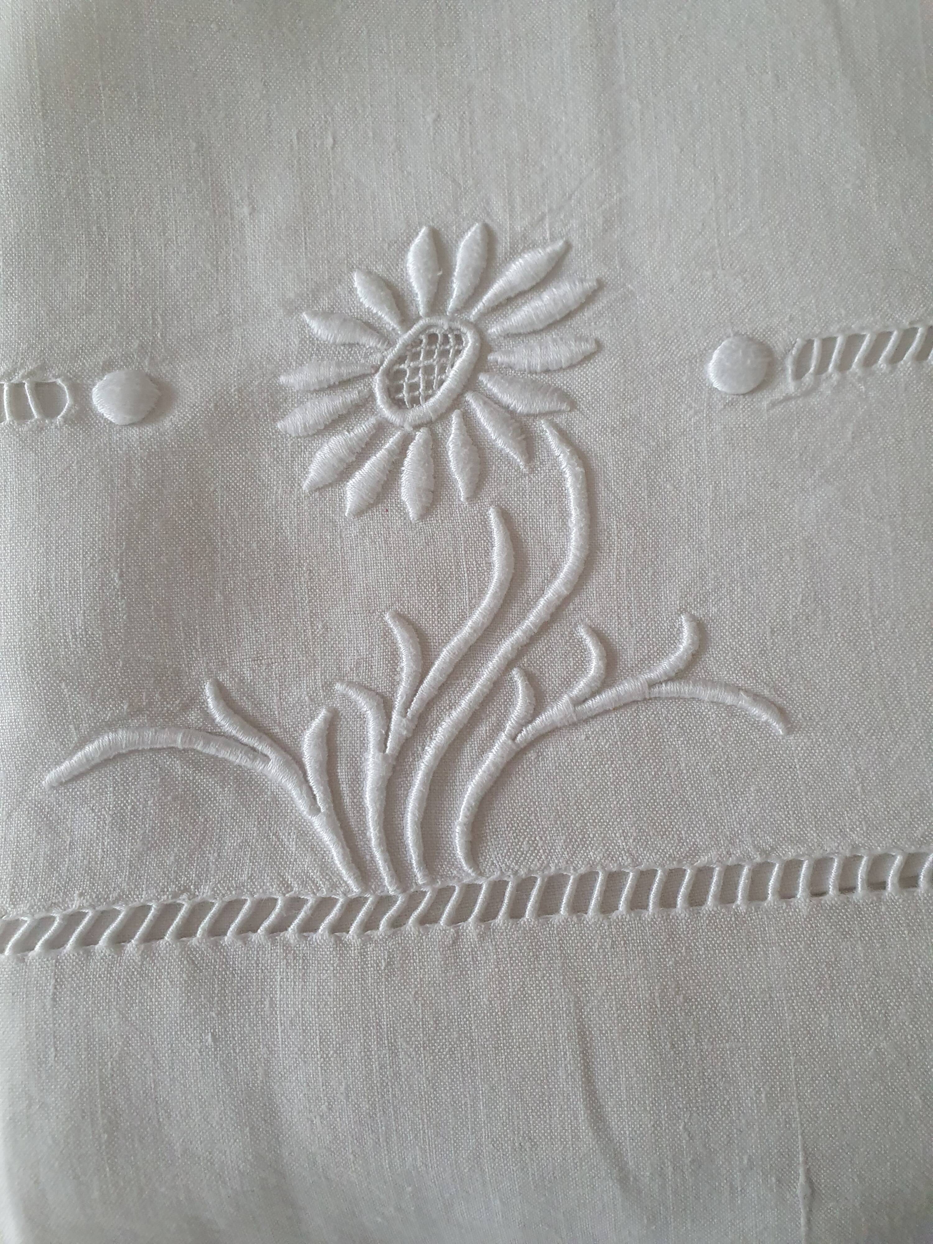 Ancient hand embroidered sheet in métis