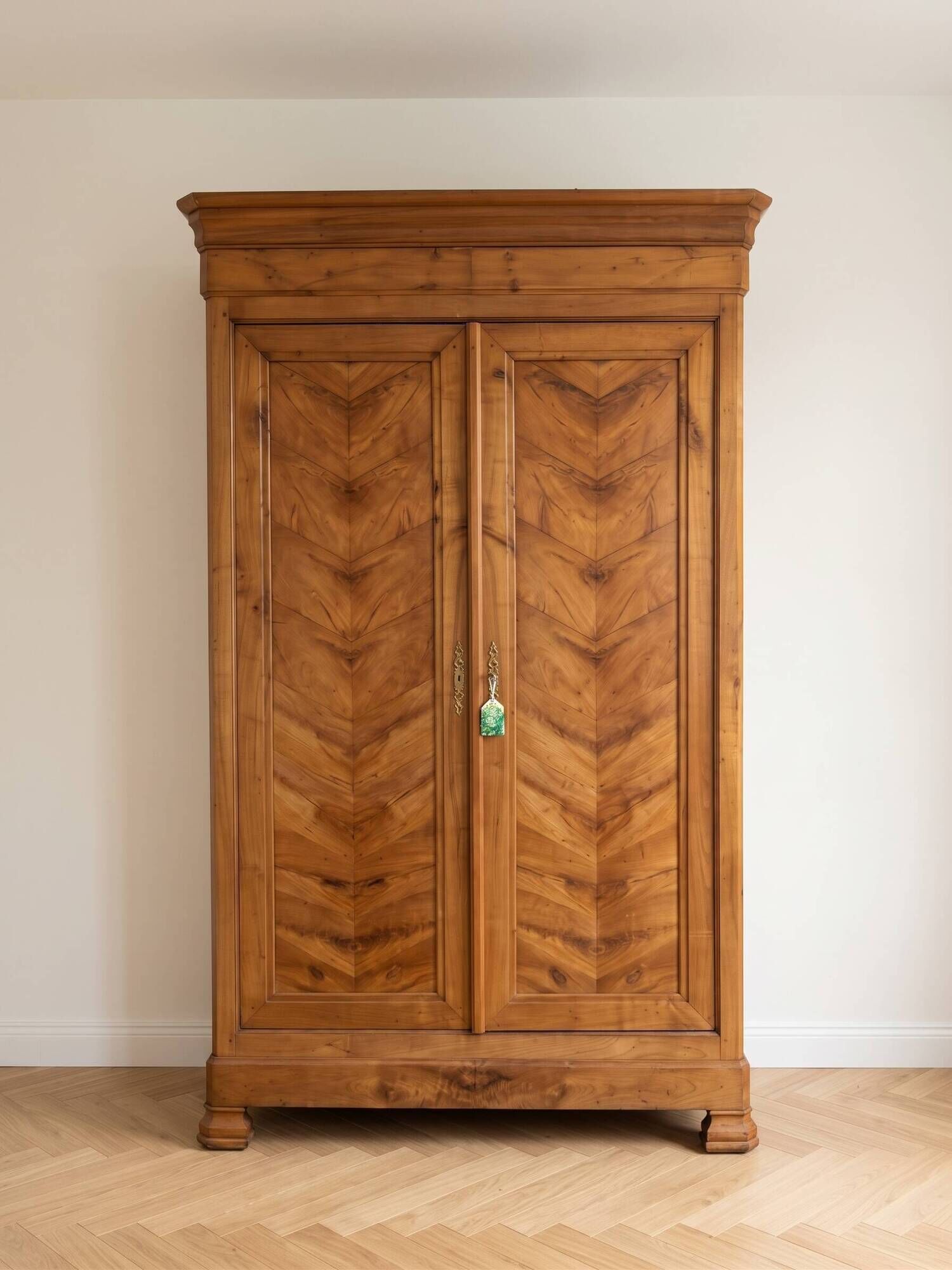 Armoire ancienne en noyer et placage papillon Ancien Bois