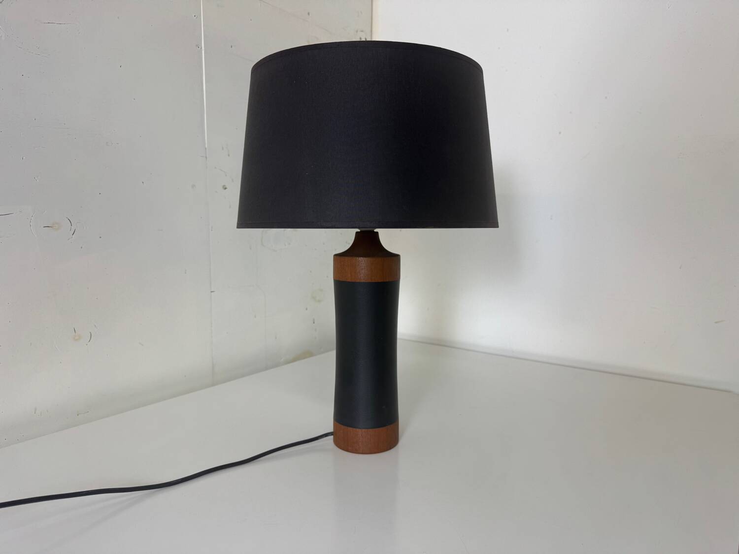 Lampe de table scandinave danoise du milieu du siècle en teck et cuir, années 1950