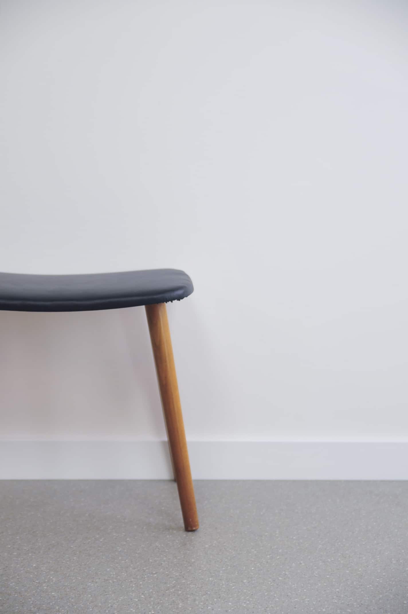 Tabouret en teck et cuir noir