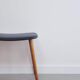 Tabouret en teck et cuir noir